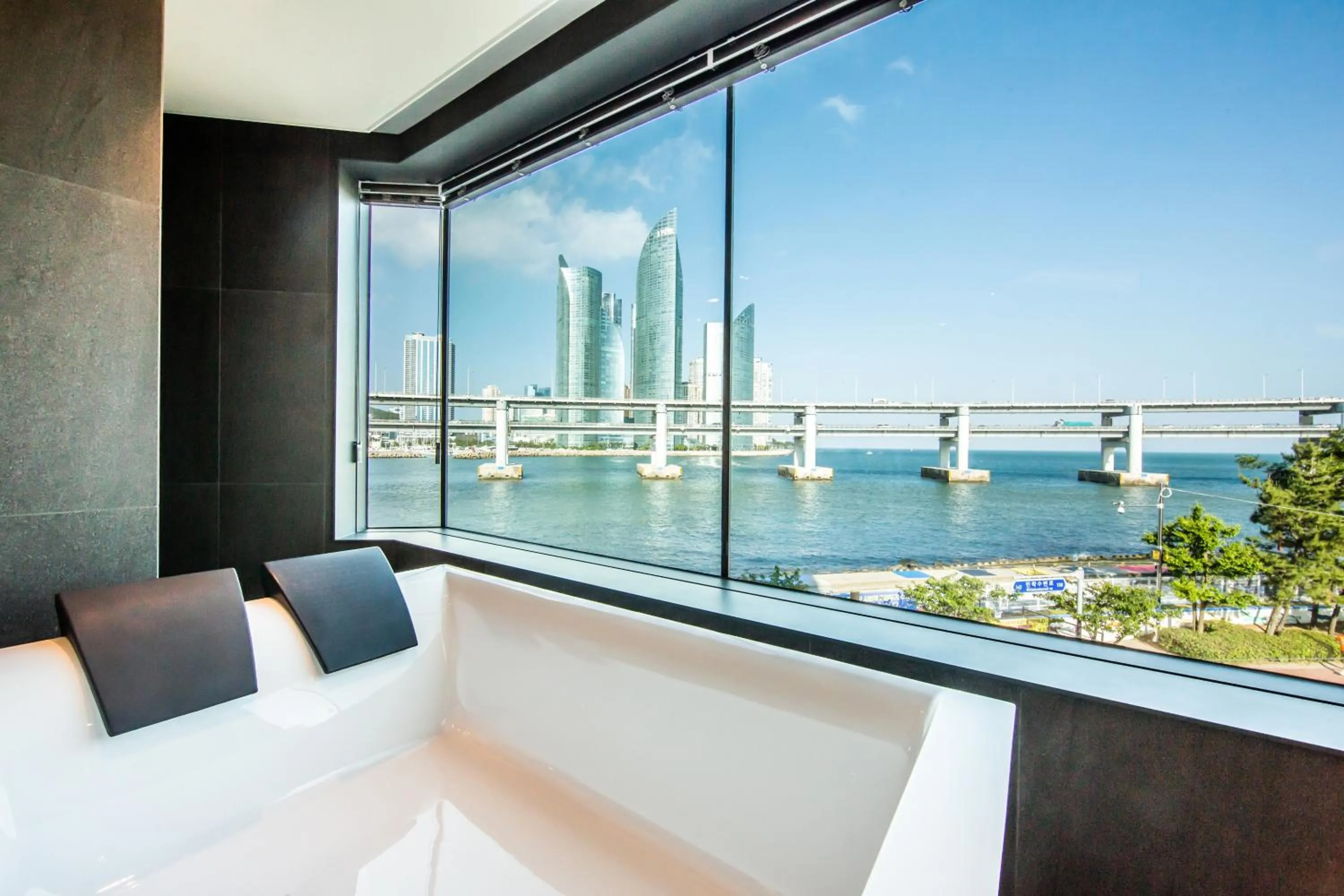 Royal Ocean Suite in AG405 Hotel