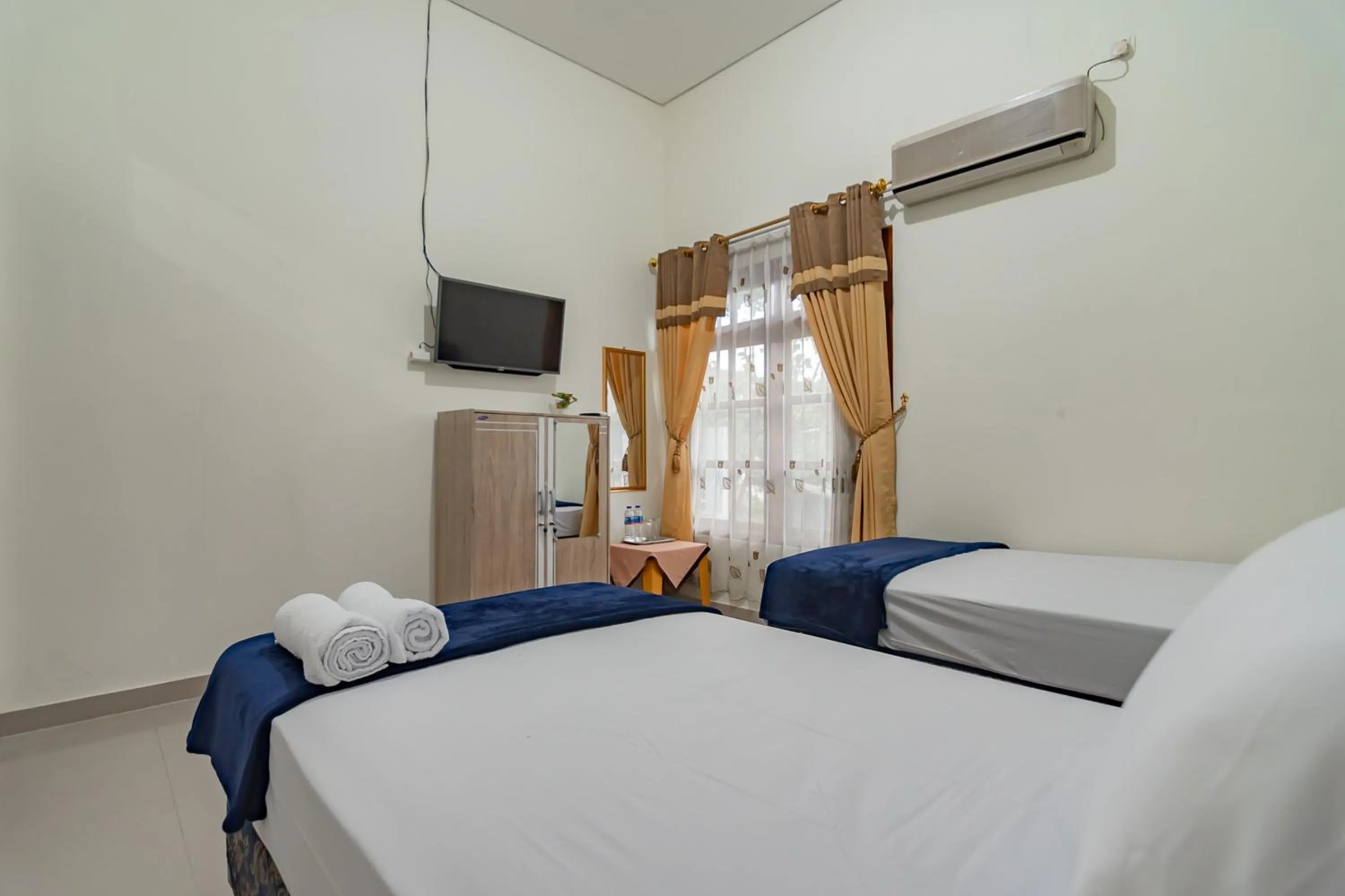 Family Room in The Lima Guest House Syariah Mitra RedDoorz