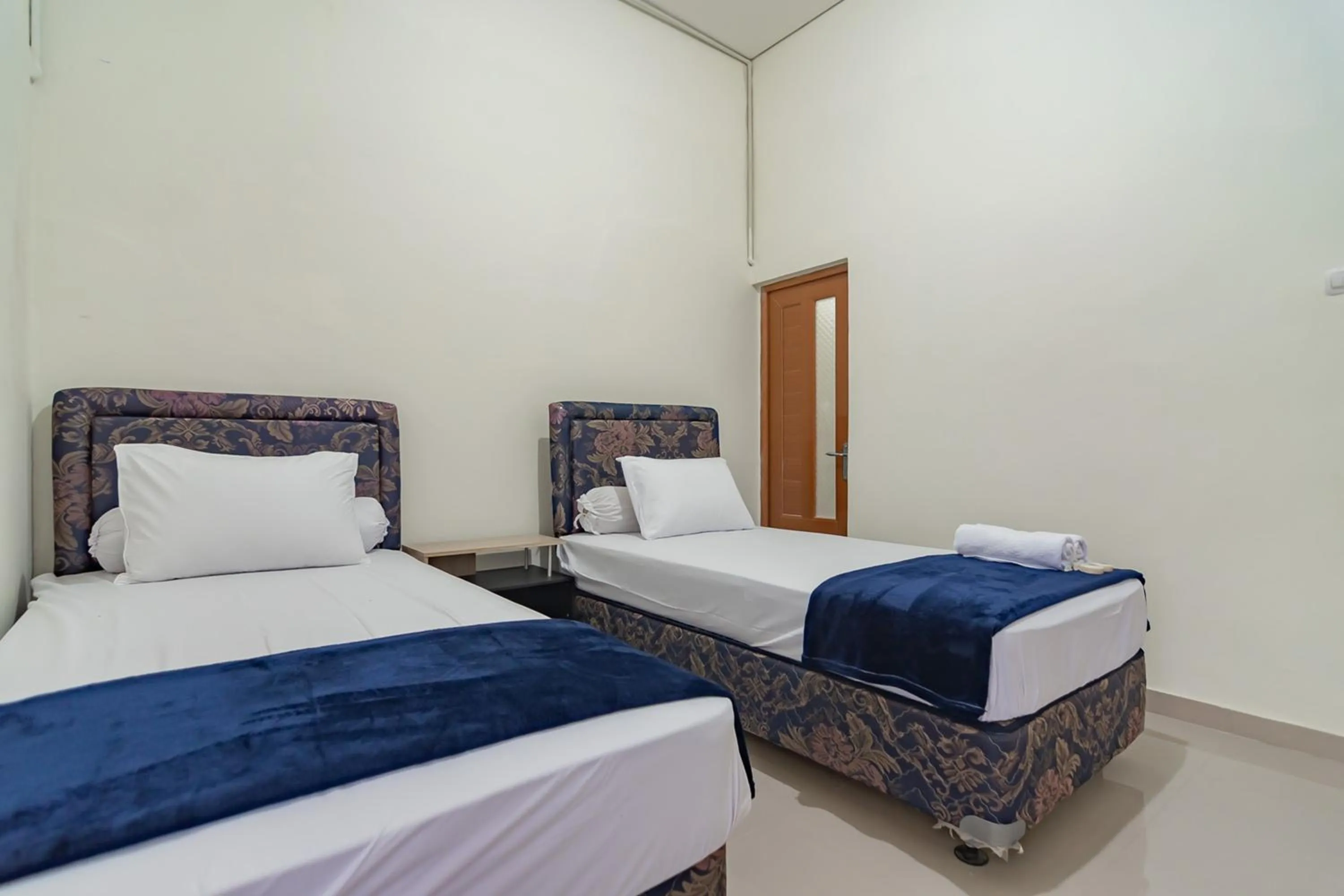 Twin Room in The Lima Guest House Syariah Mitra RedDoorz