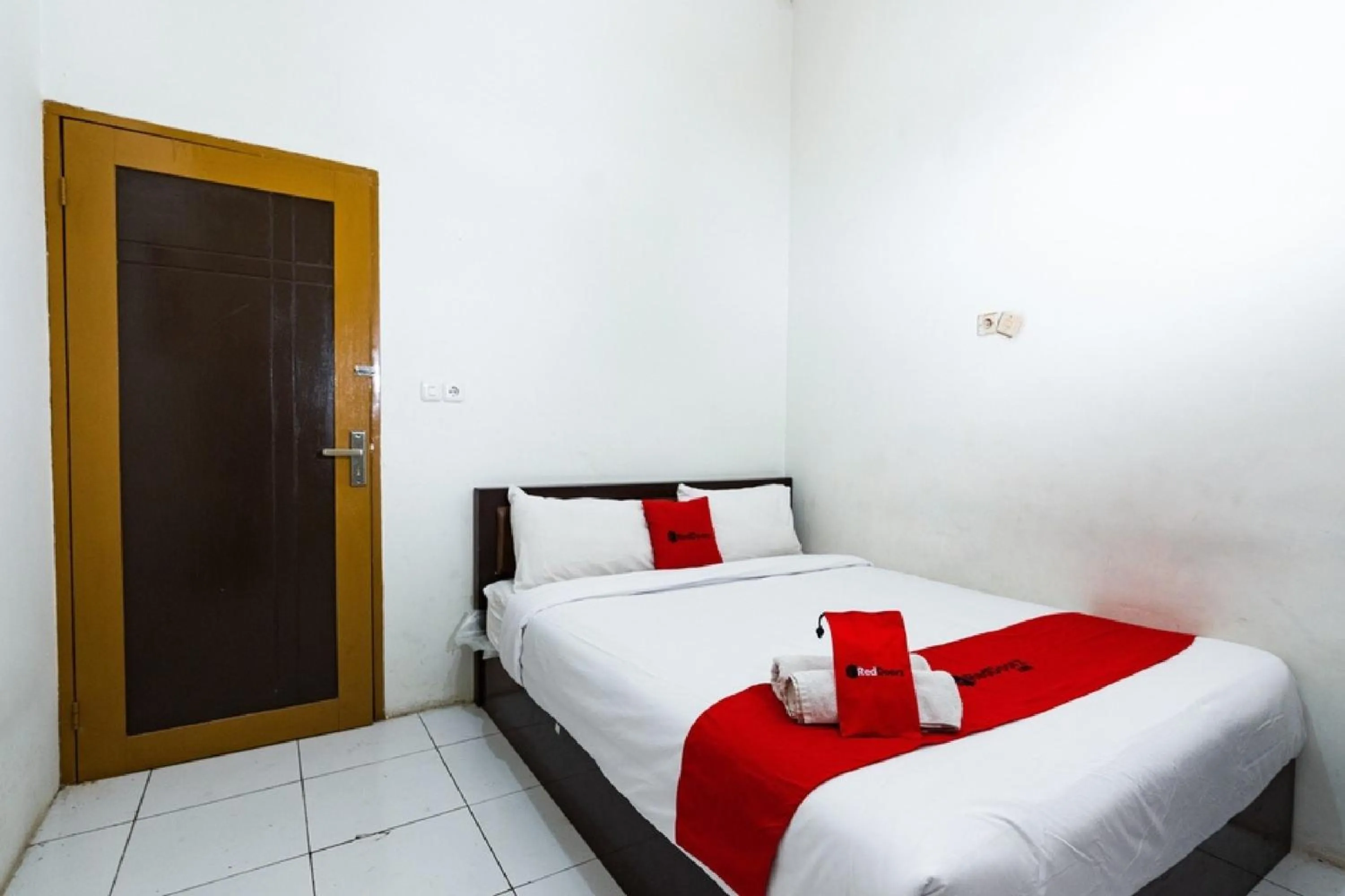 Standard Double Room in RedDoorz @ Hertasning Area 2