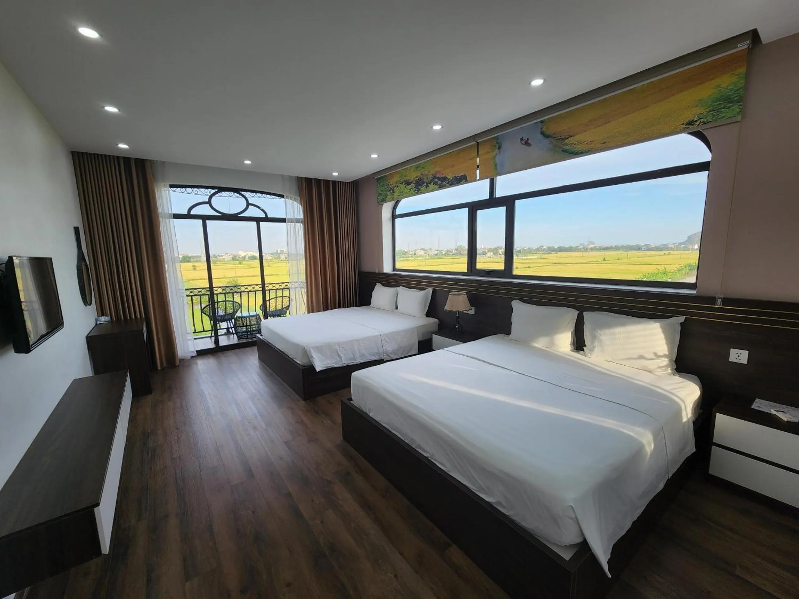 King Room with Balcony in Lotus Hotel Ninh Bình