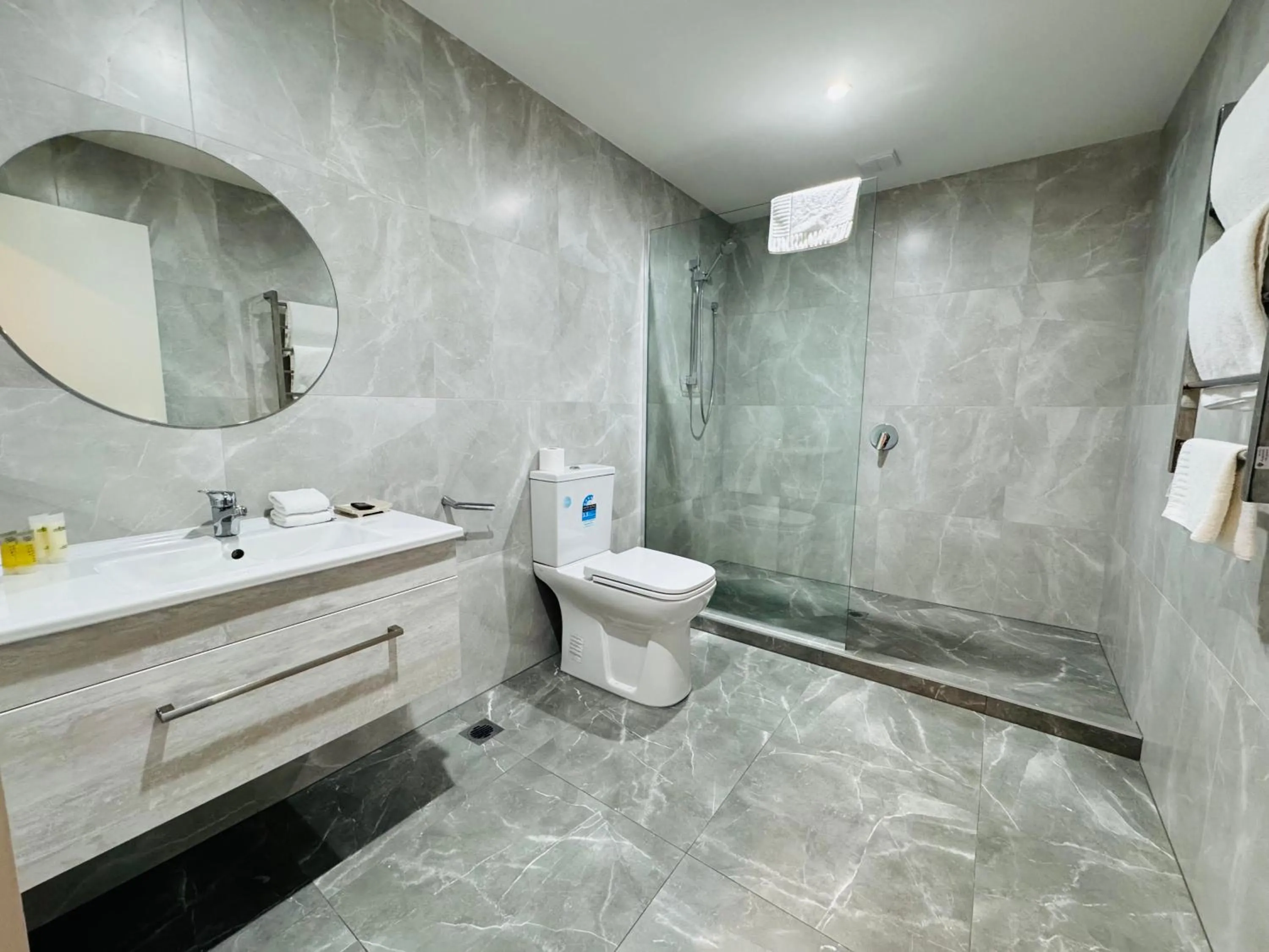 Family Room with Shower in Bakers Lodge