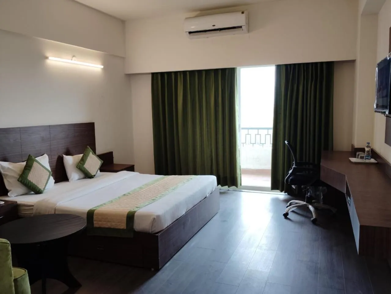 King Room with Balcony in Hotel Livbox