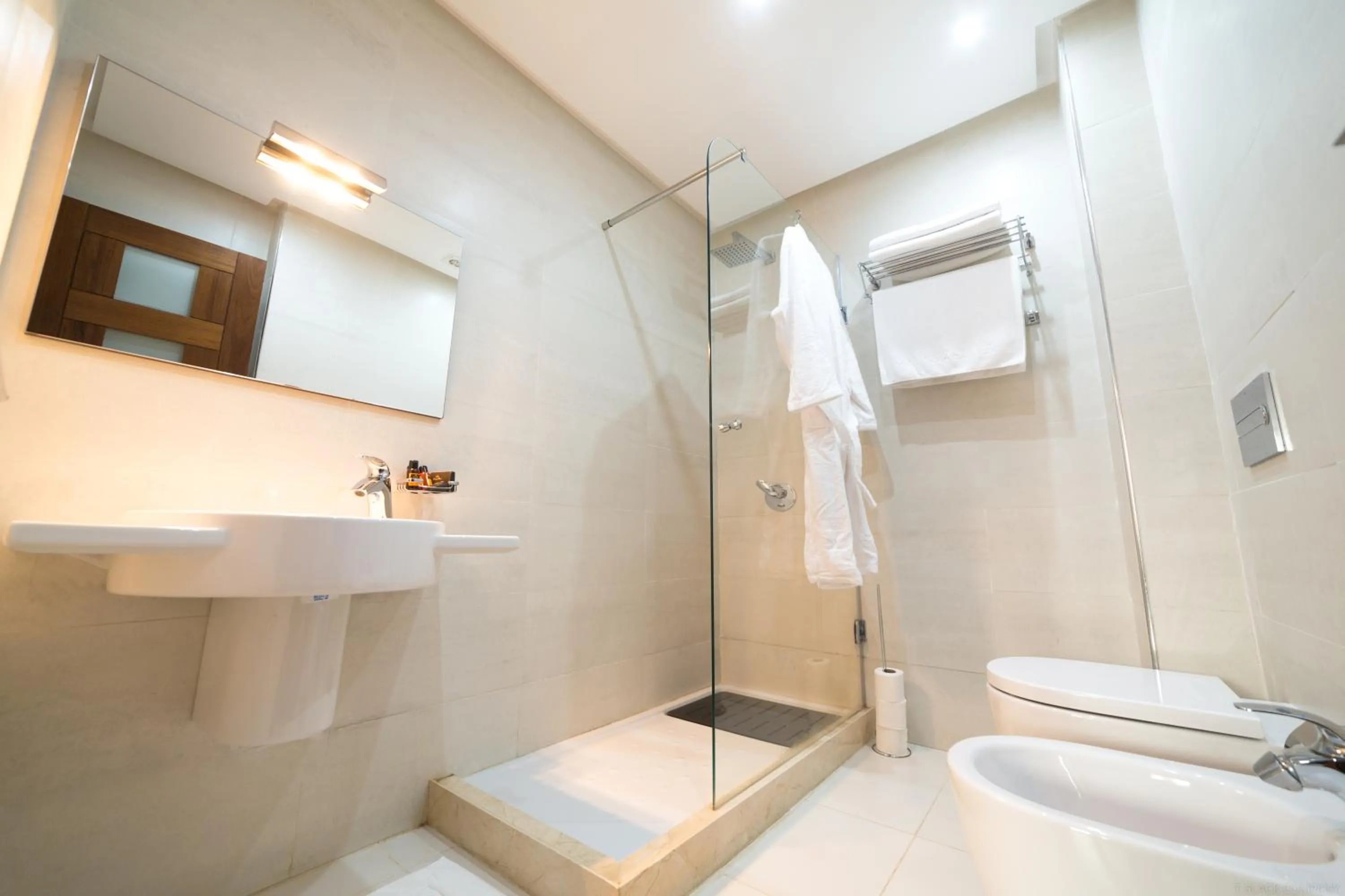 Three-Bedroom Apartment with Sea View in Mnar Castle