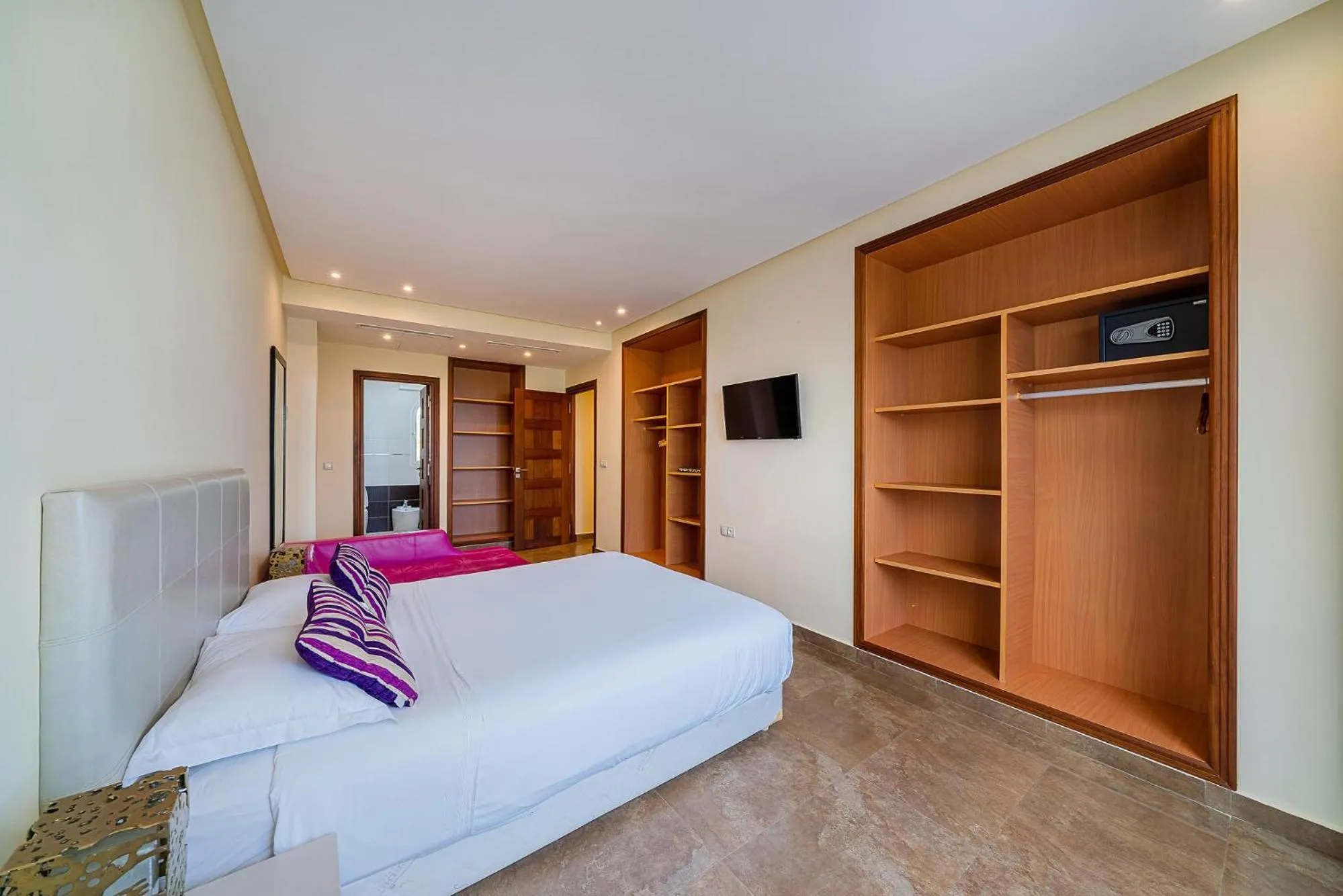 Four-Bedroom Apartment with Sea View in Mnar Castle