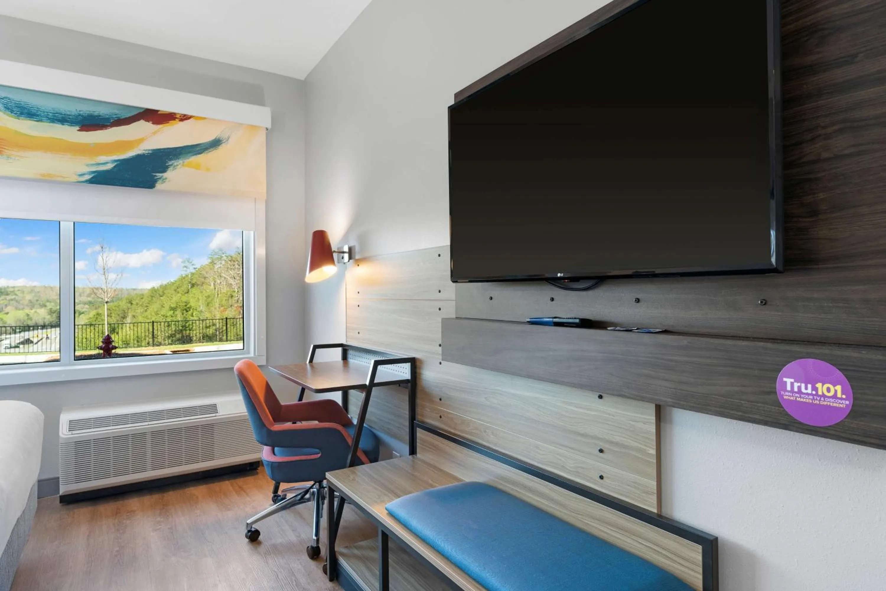 King Room with Roll-In Shower - Mobility Access in Tru By Hilton Cartersville, Ga