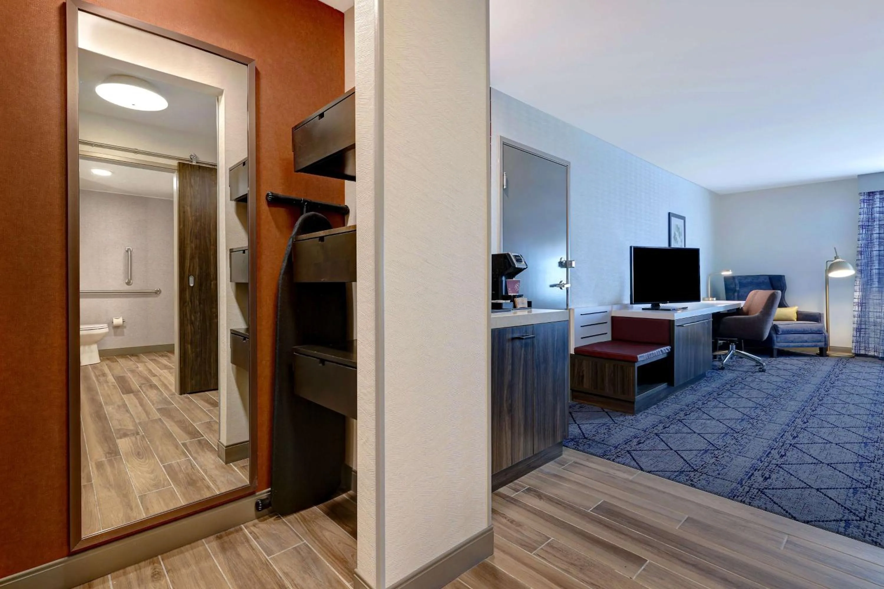 Deluxe King Room - Mobility Access in Hilton Garden Inn Cedar Rapids