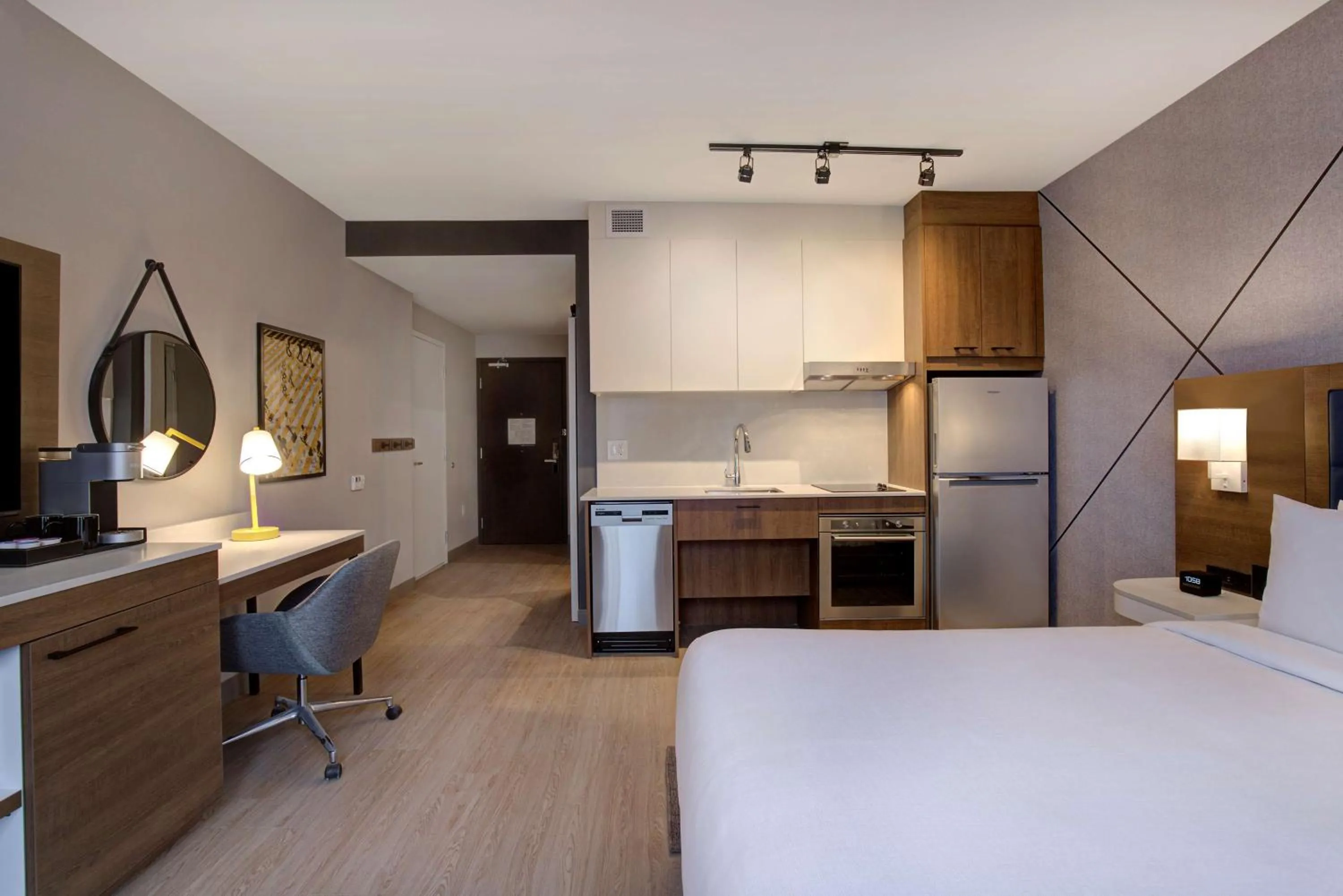 King Room with Kitchenette - Mobility/Hearing Accessible in Hampton Inn Montreal Downtown, Qc