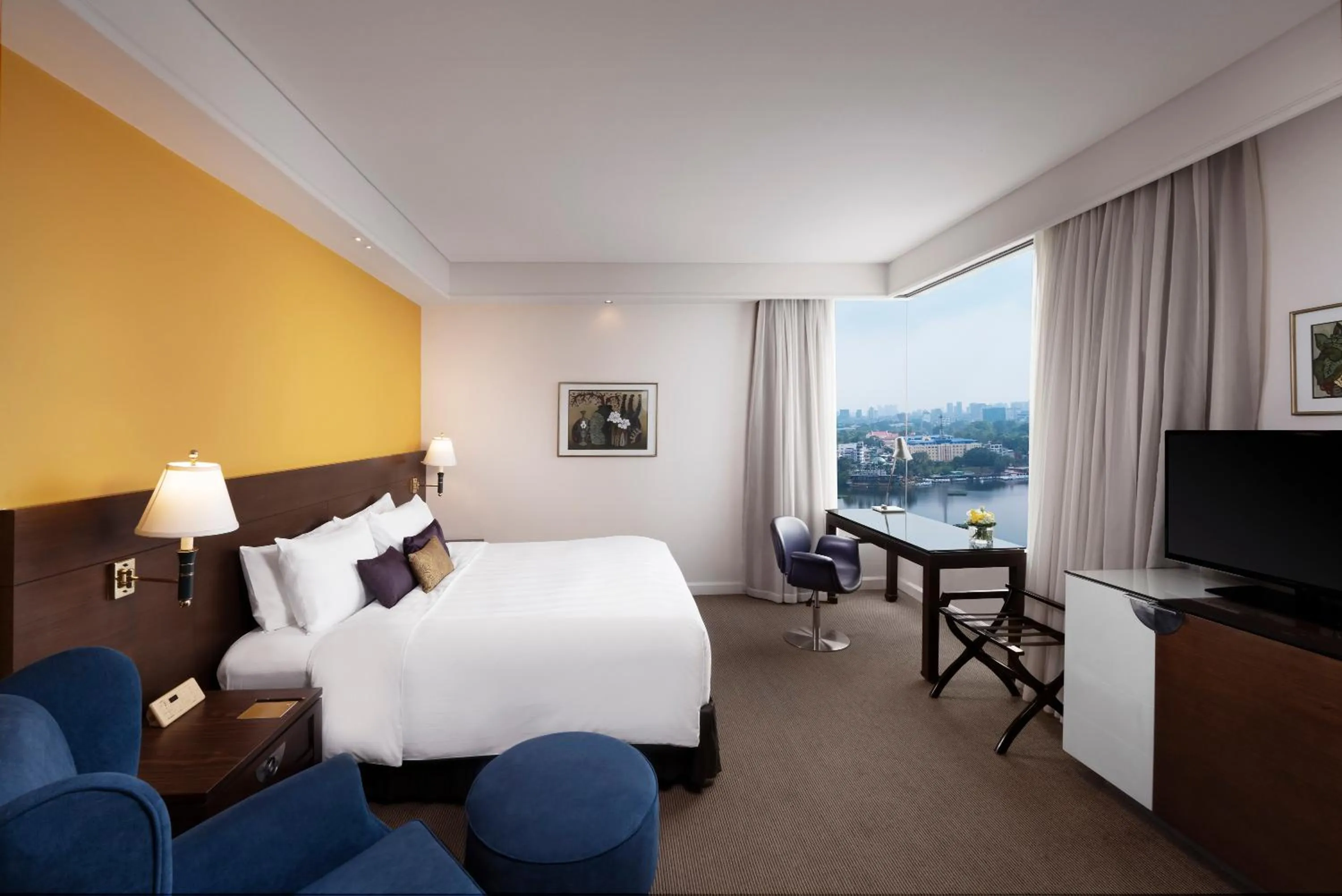 Deluxe King Room with Lake View in Pan Pacific Hanoi