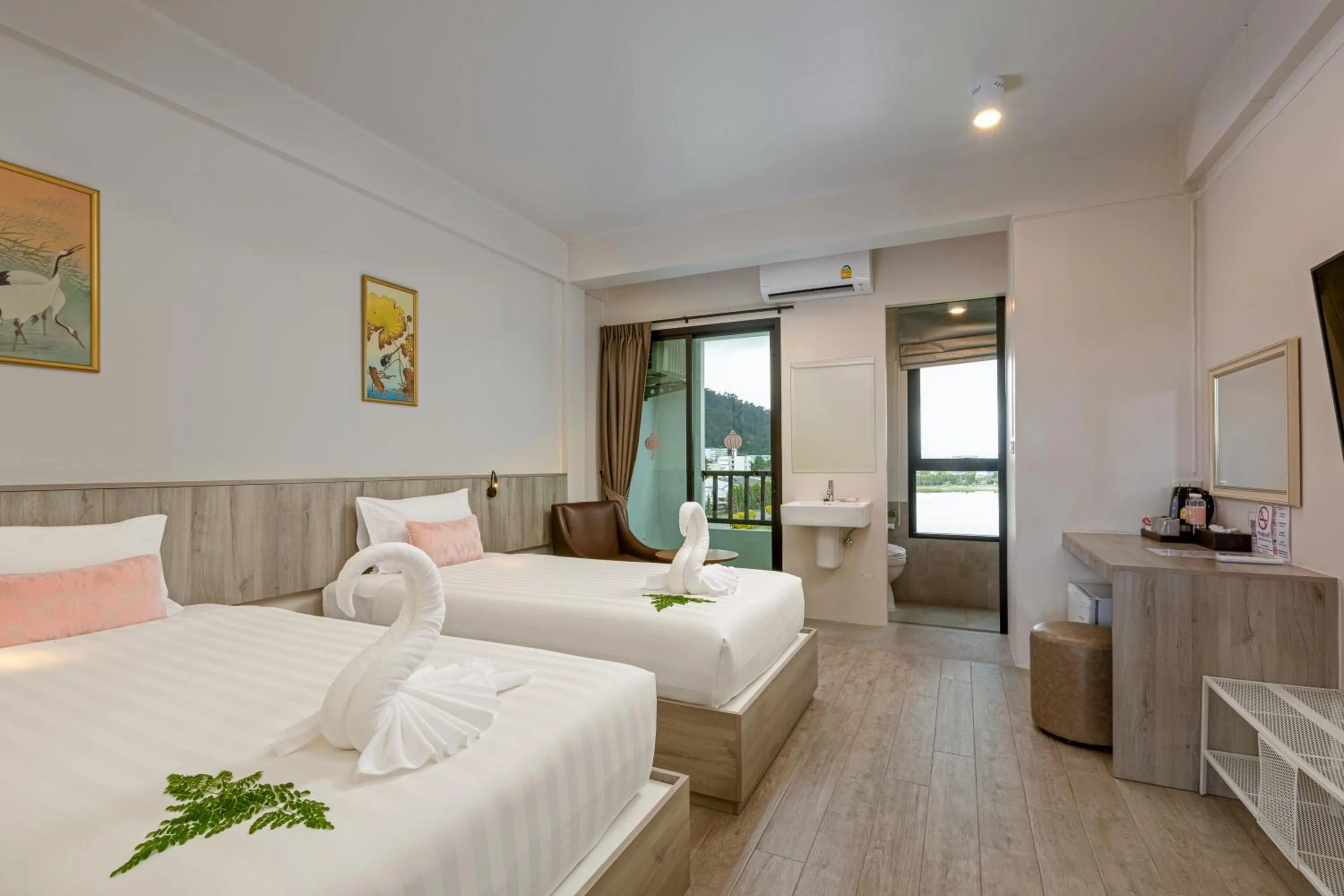 Deluxe Twin Room in Ang Pao Hotel Phuket