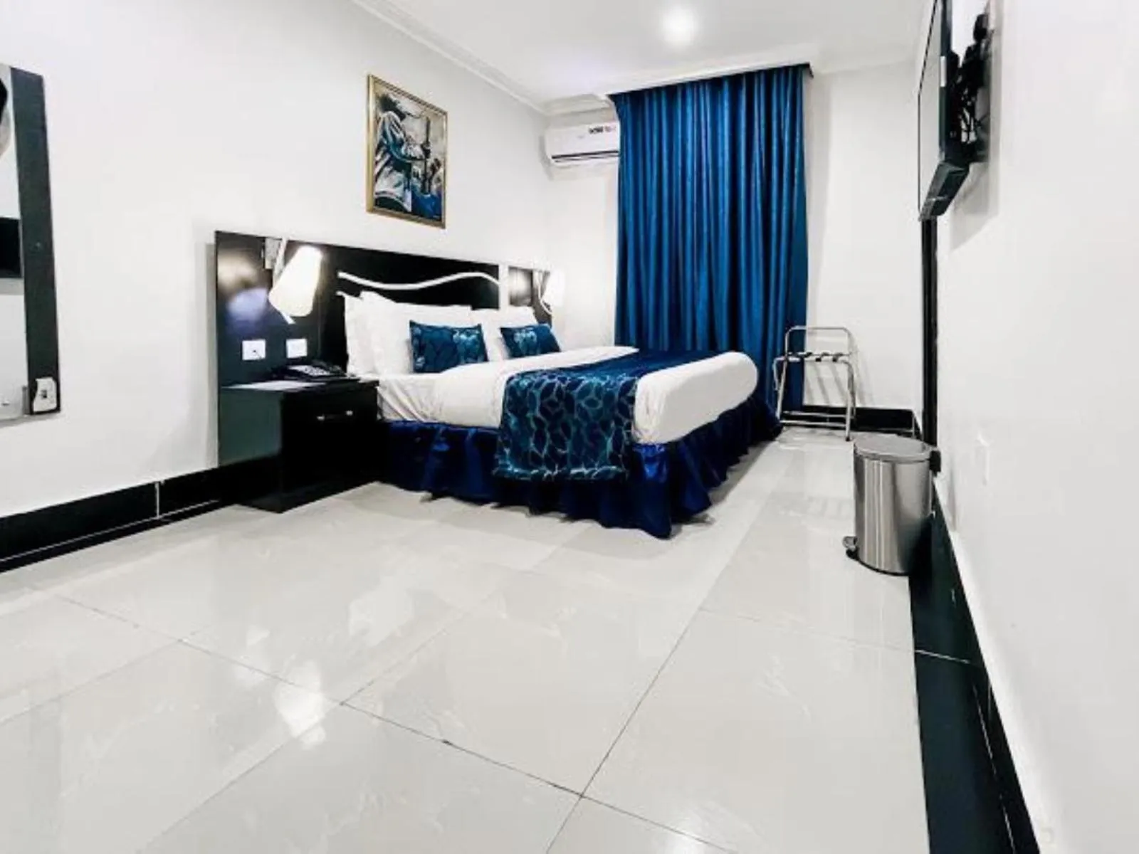 Deluxe Suite in Pasadena Suites