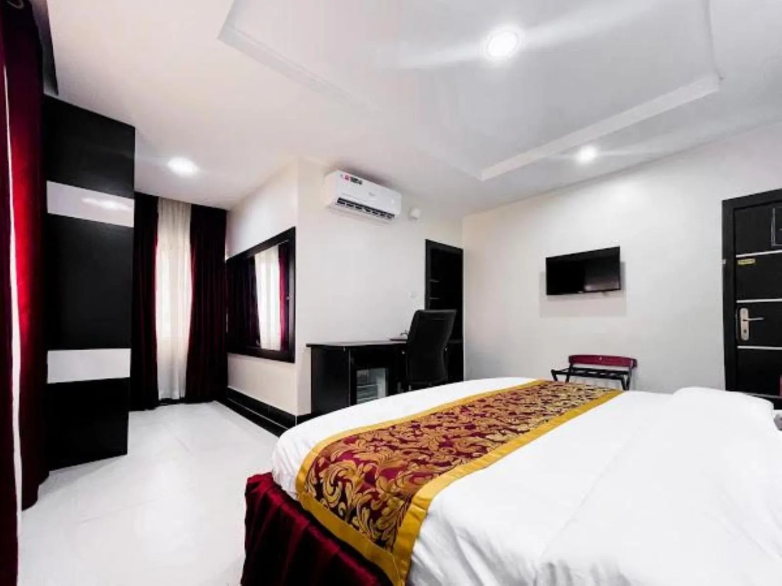 Presidential Suite in Pasadena Suites