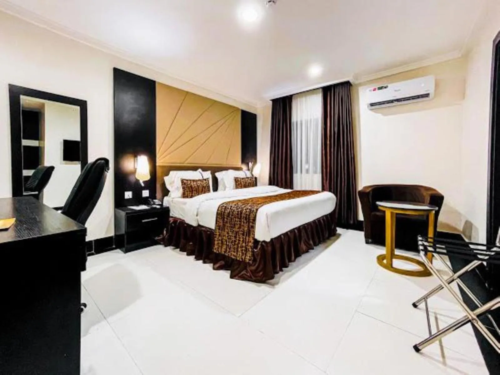 Deluxe King Room in Pasadena Suites