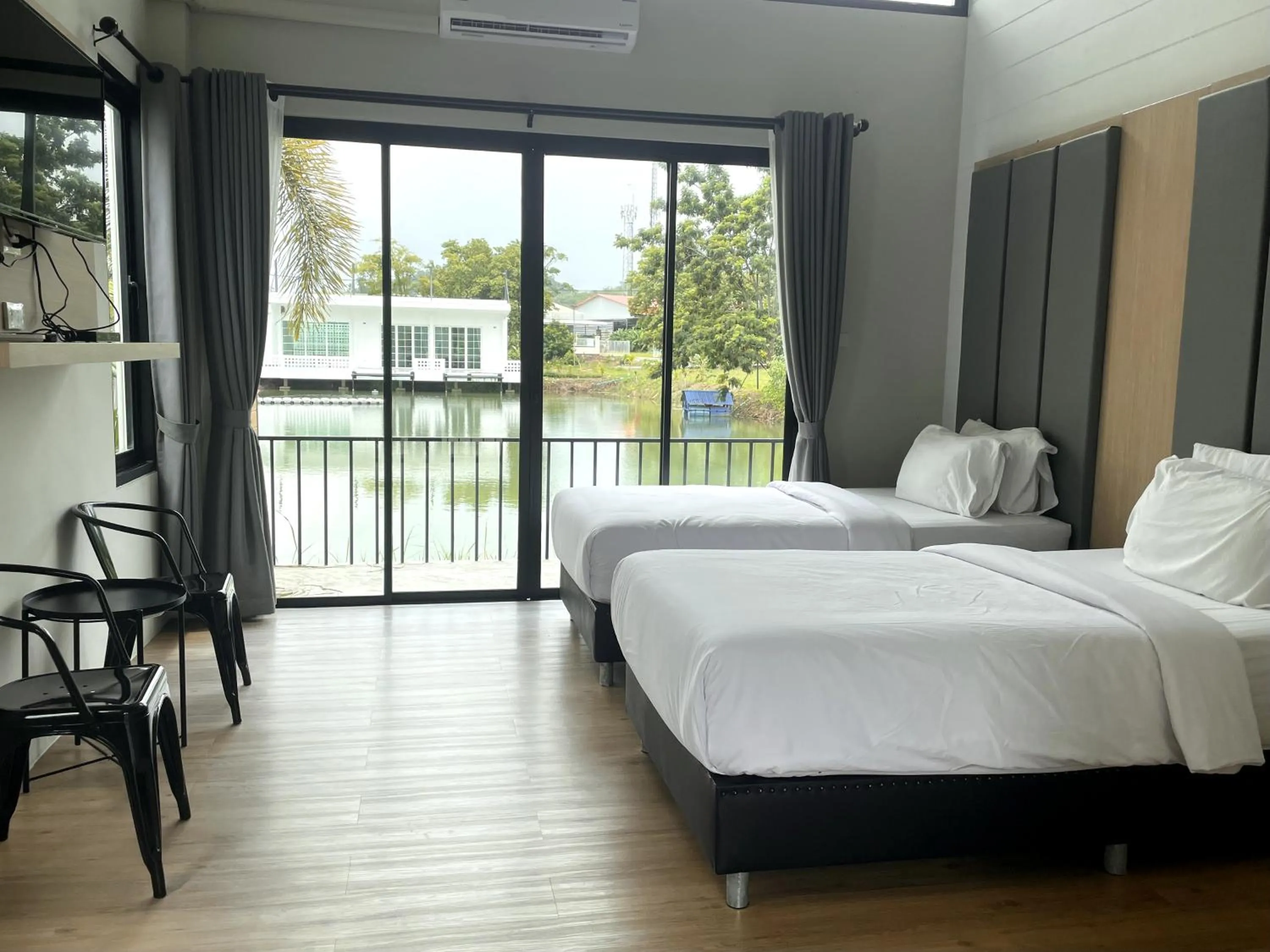 Deluxe Twin Room in Pailin Place