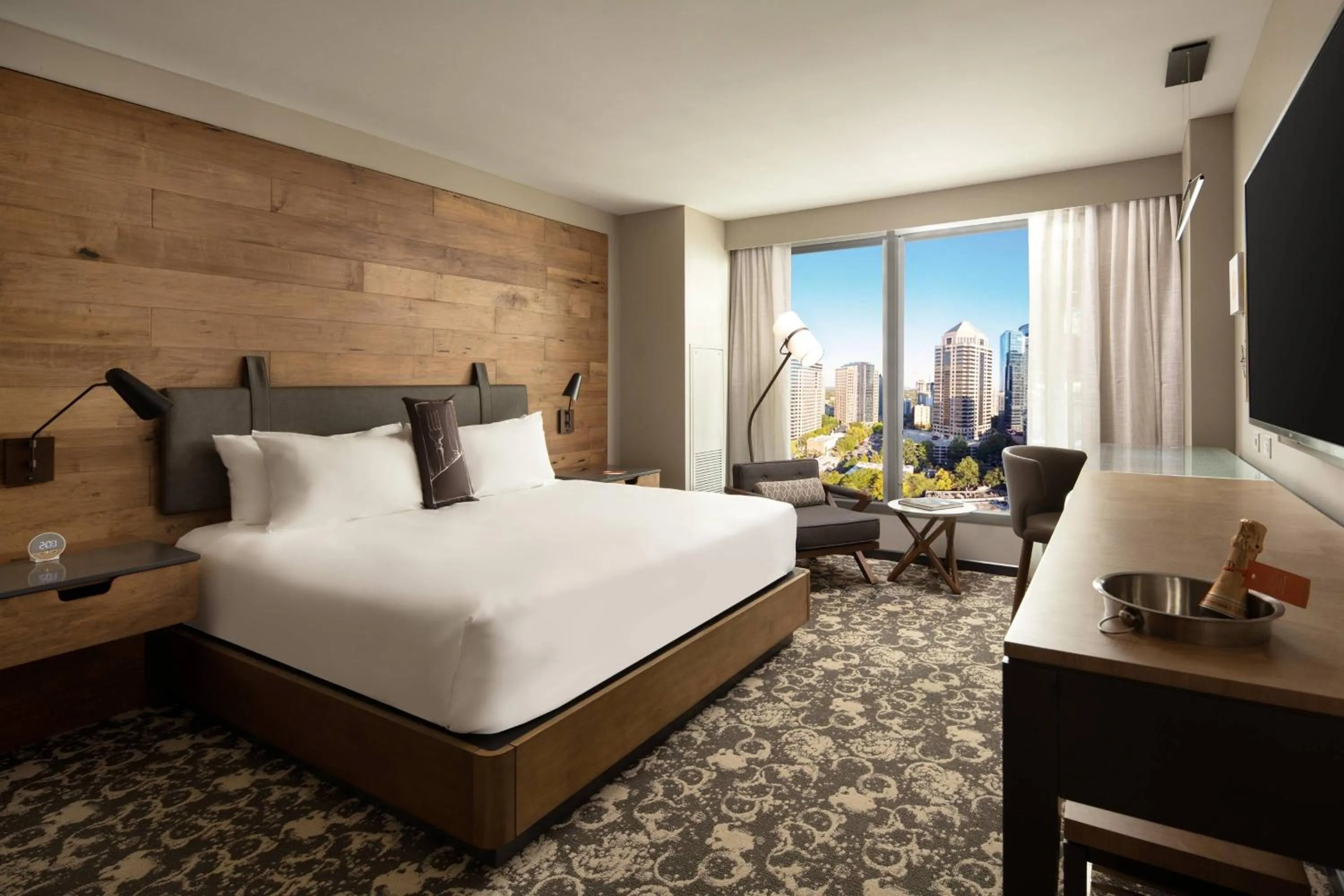 Deluxe Guest room, 1 King,  City View (Mobility Accessible w/ Tub) in Epicurean Atlanta, Autograph Collection