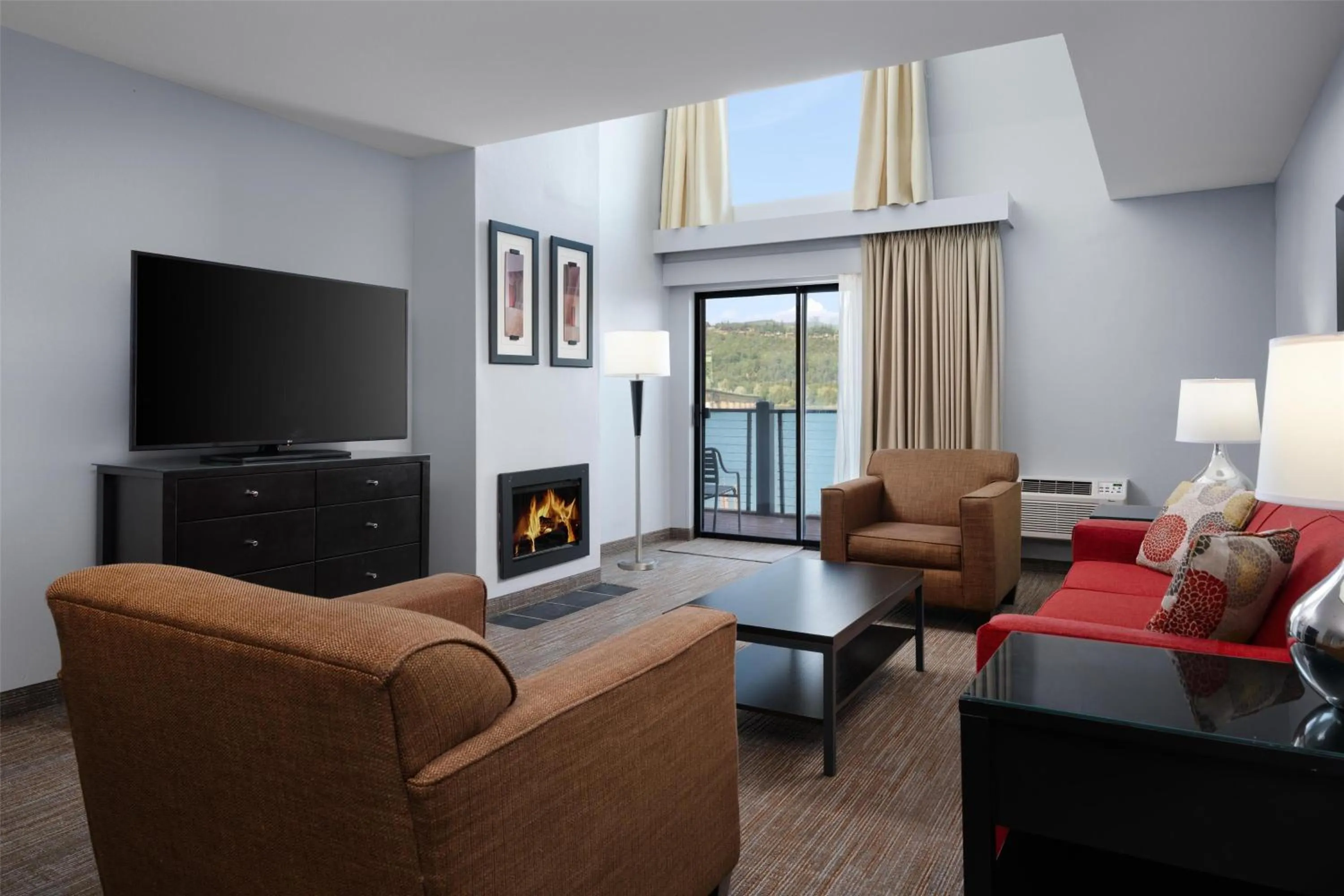 King Suite with Fireplace and River View - Balcony - No Pets in Best Western Plus Hood River Inn