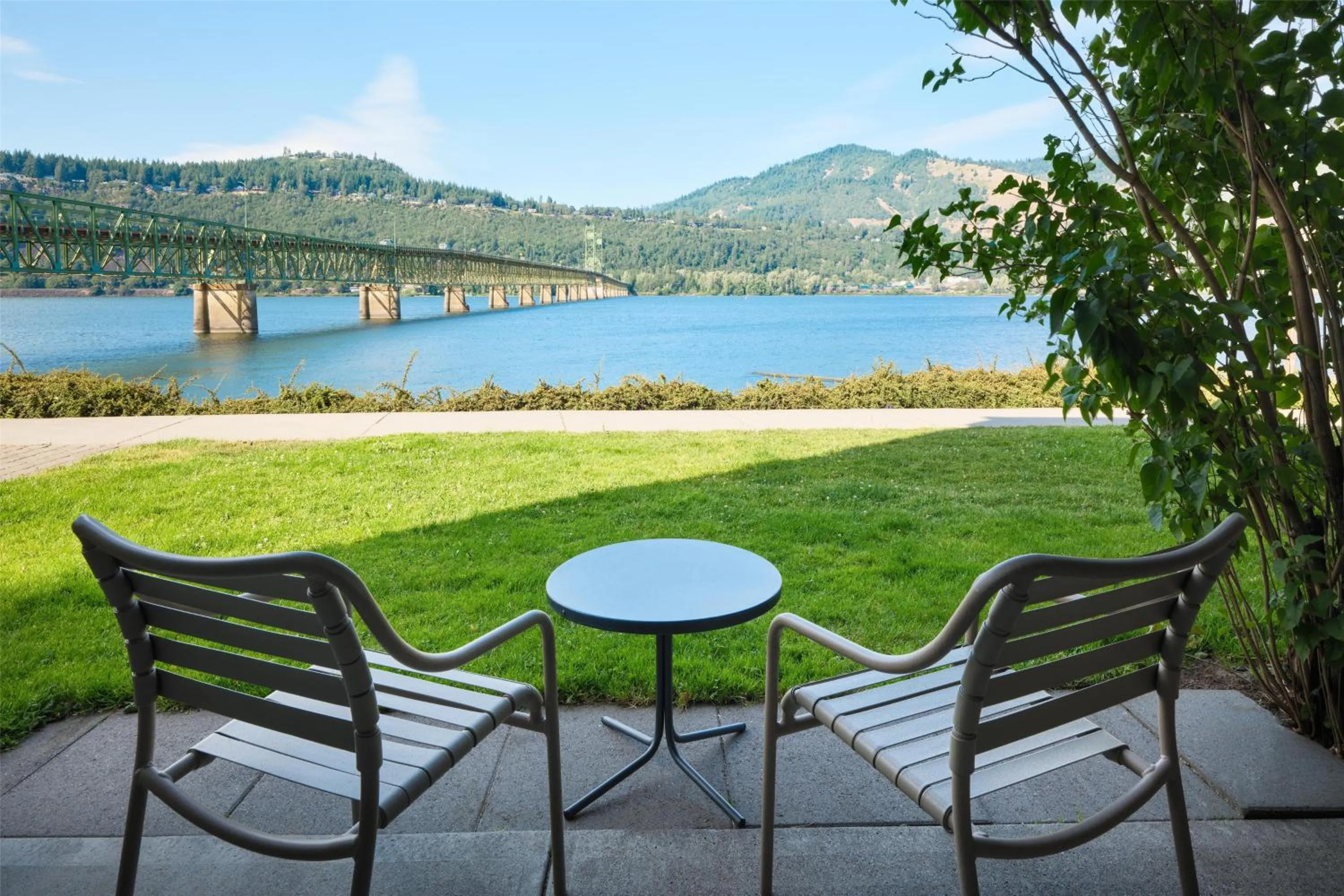 Deluxe King Room with River View - No Pets - Oversize Room - Patio in Best Western Plus Hood River Inn