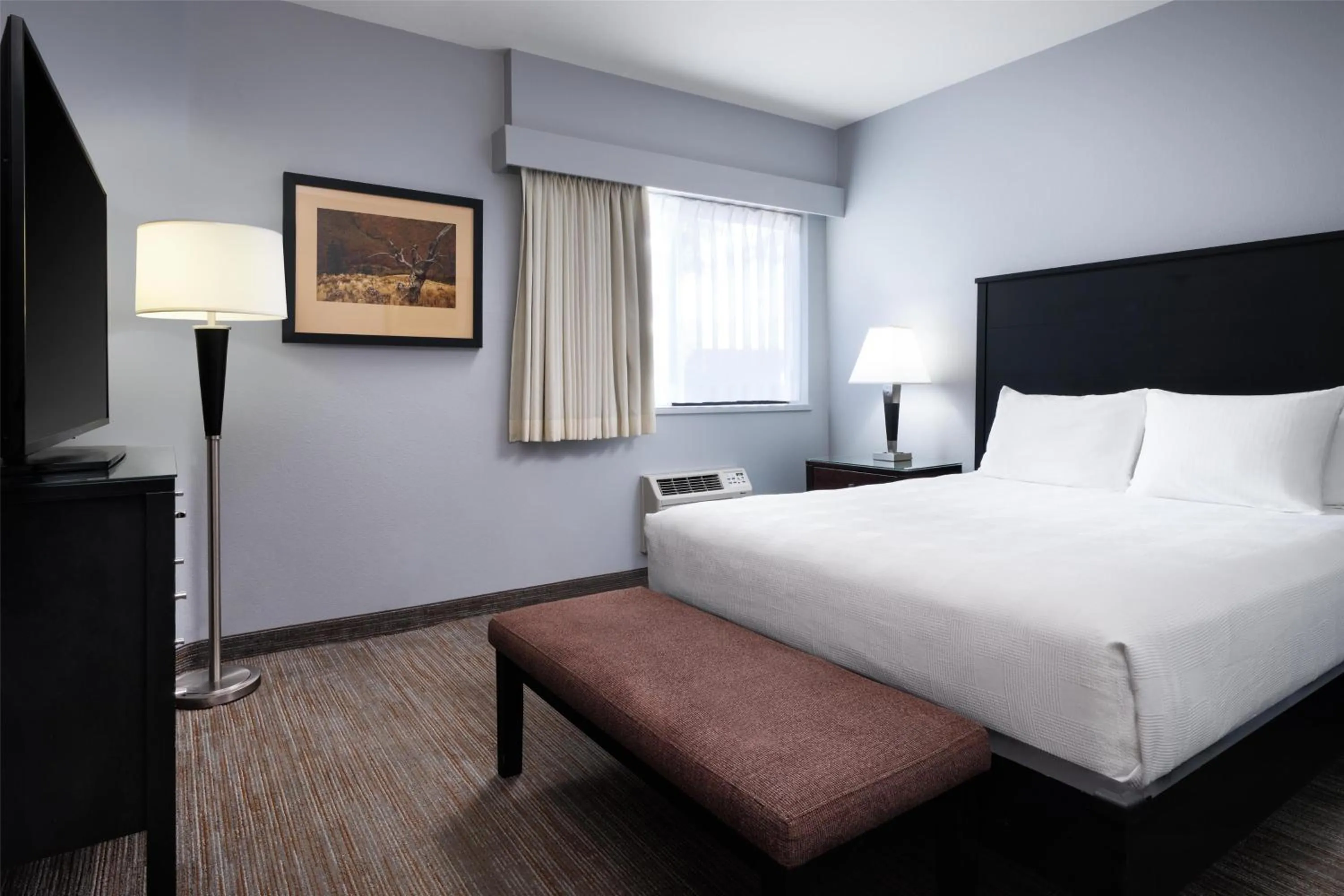 Deluxe Queen Suite with River View - No Pets - Sitting Area in Best Western Plus Hood River Inn