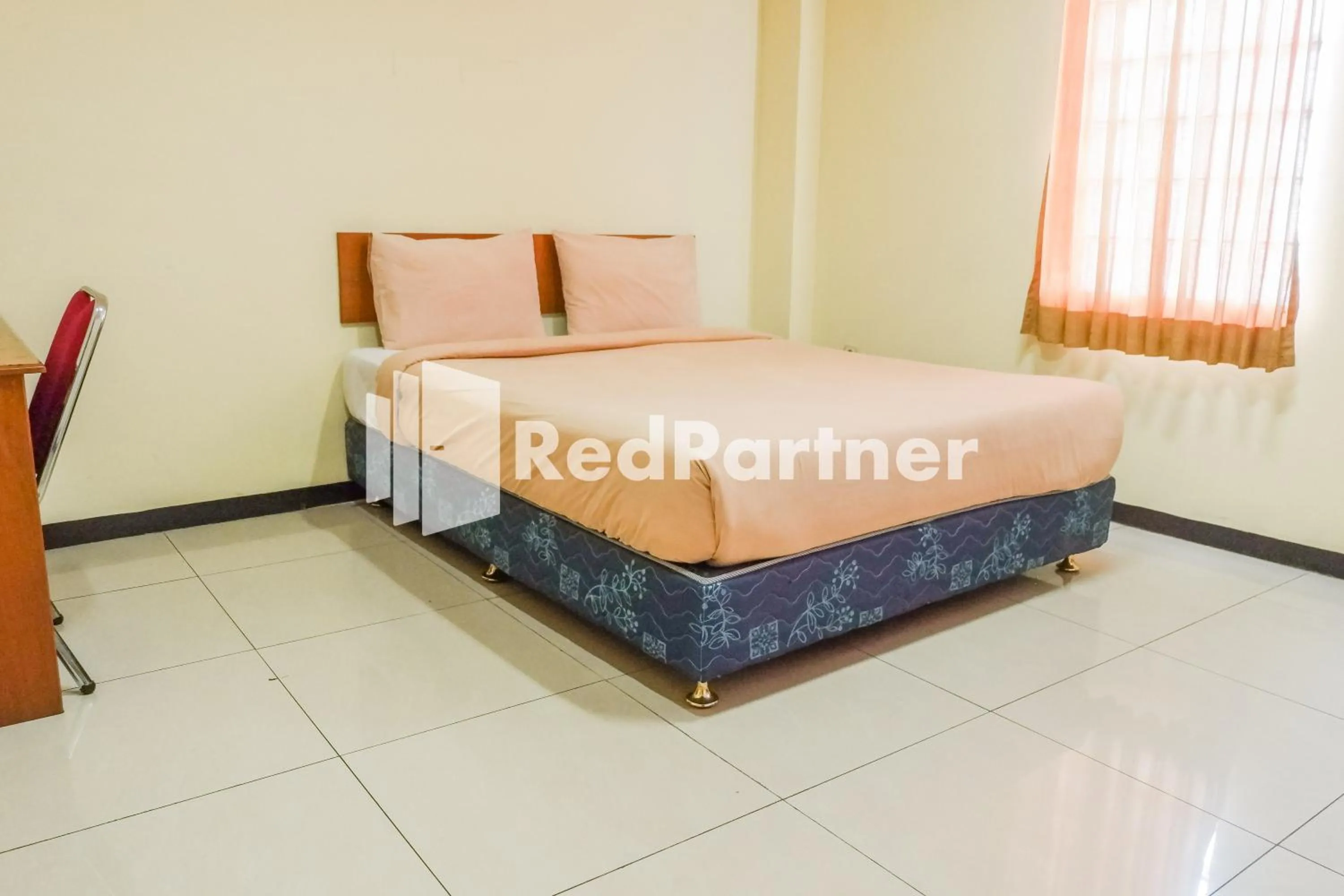 Deluxe Double Room in Grand Kembar Hotel Mitra RedDoorz