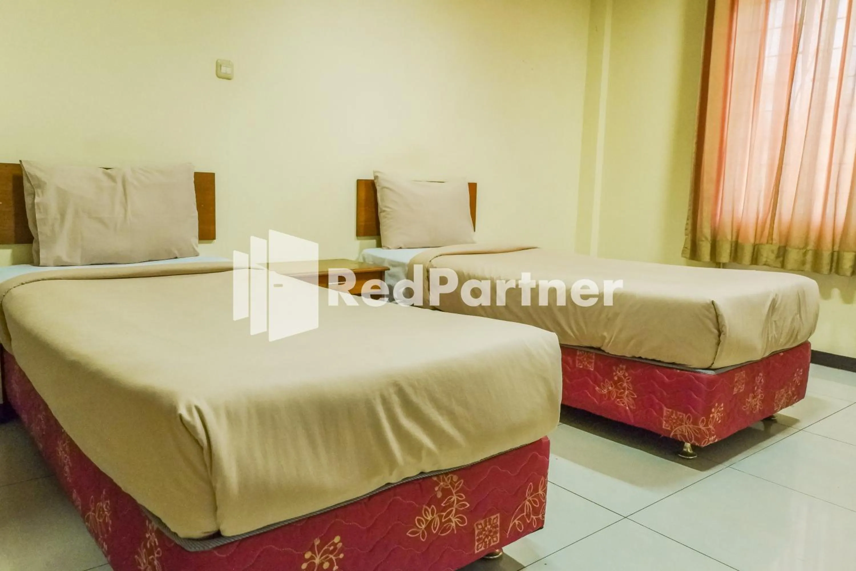 Deluxe Twin Room in Grand Kembar Hotel Mitra RedDoorz