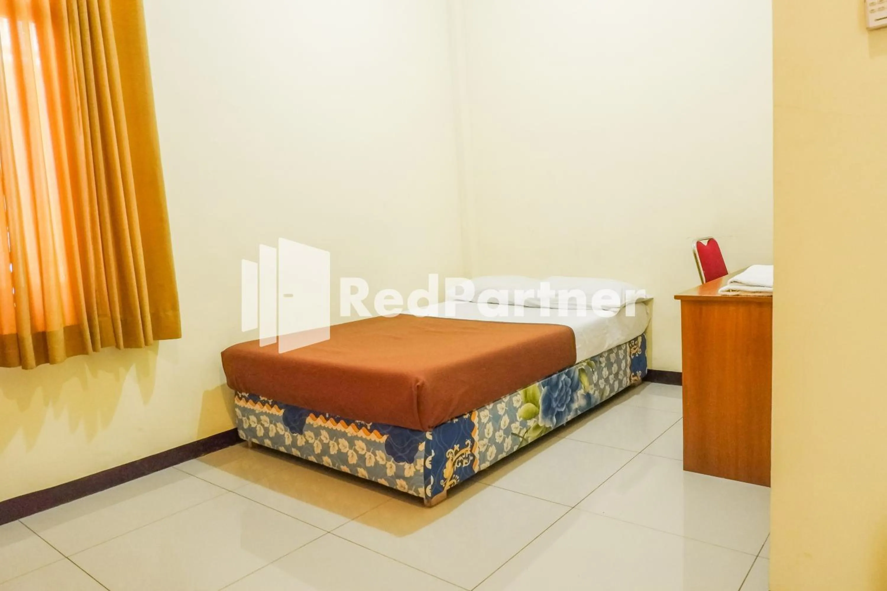 Standard Double Room in Grand Kembar Hotel Mitra RedDoorz
