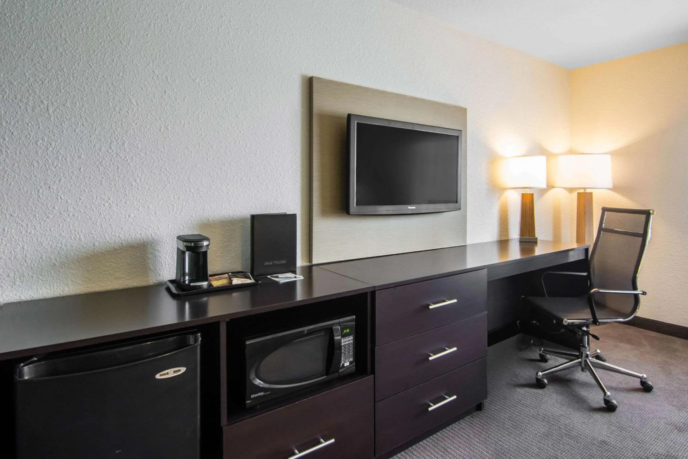 King Room - Disability Access/Non-Smoking in Sleep Inn Regina East