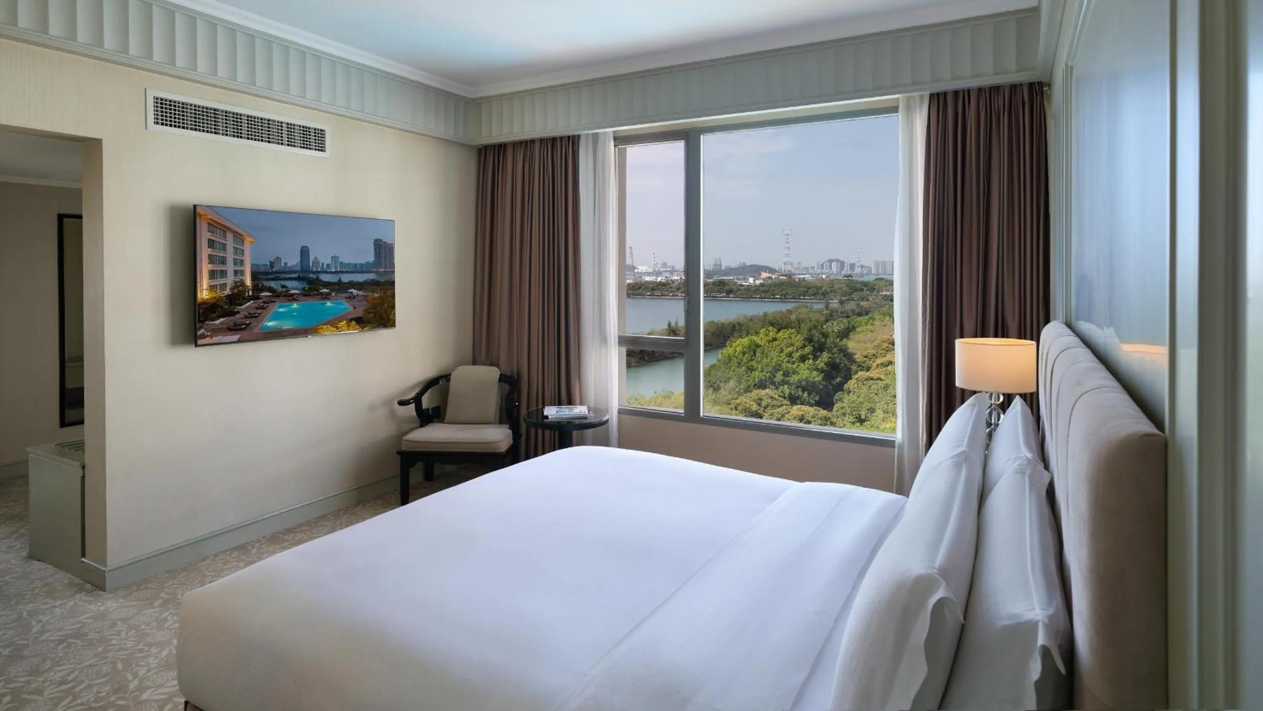 Premier Lake View Suite King（Complimentary soft drinks and snacks in mini bar） in Marco Polo Xiamen