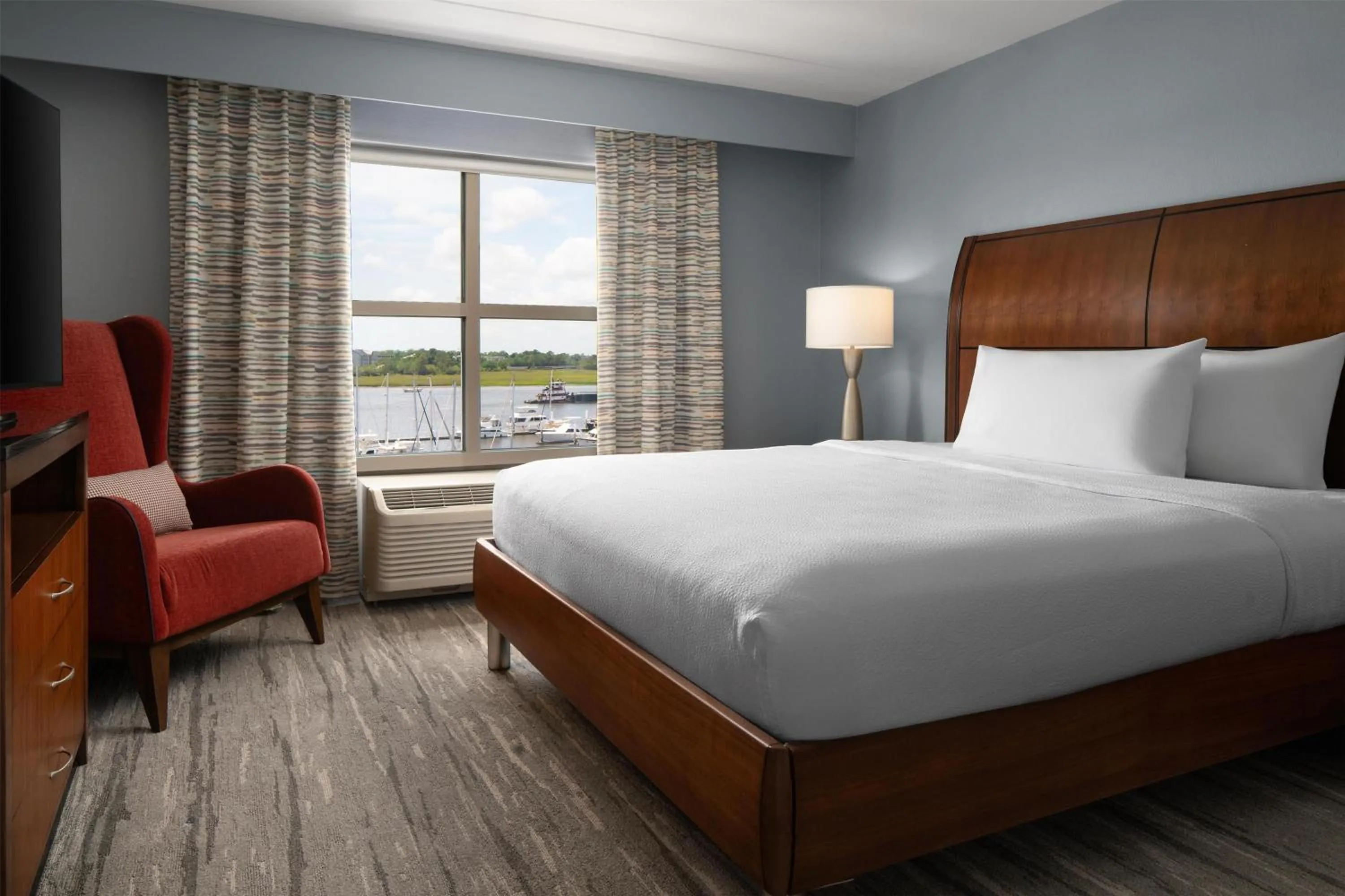 King Room with Water View in Hilton Garden Inn Charleston Waterfront/Downtown