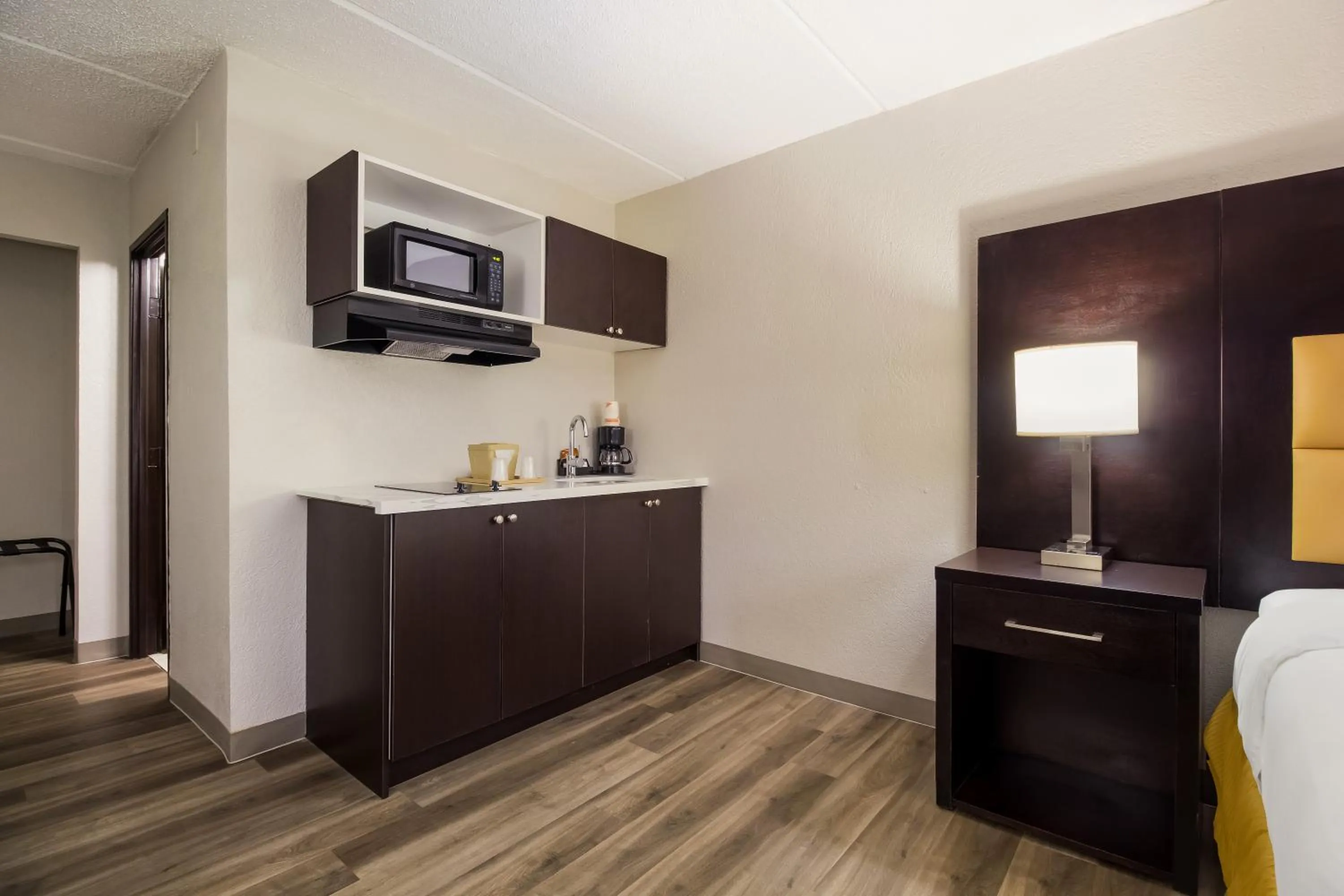 King Room with Tub - Disability Access/Non Smoking in Clarion Pointe Lake Jackson - Clute