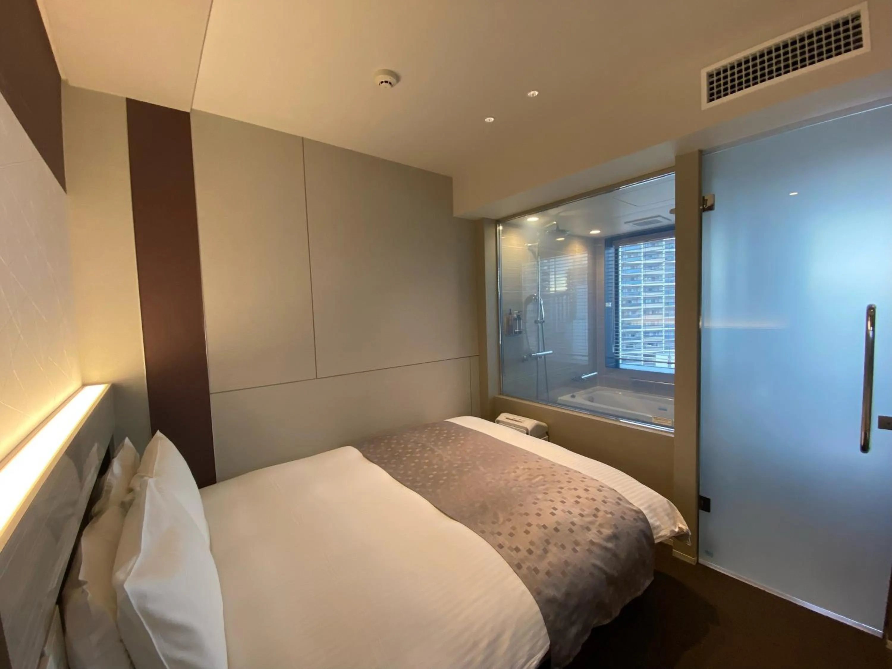 Superior Double Room in APA Hotel Keikyukamata Ekimae