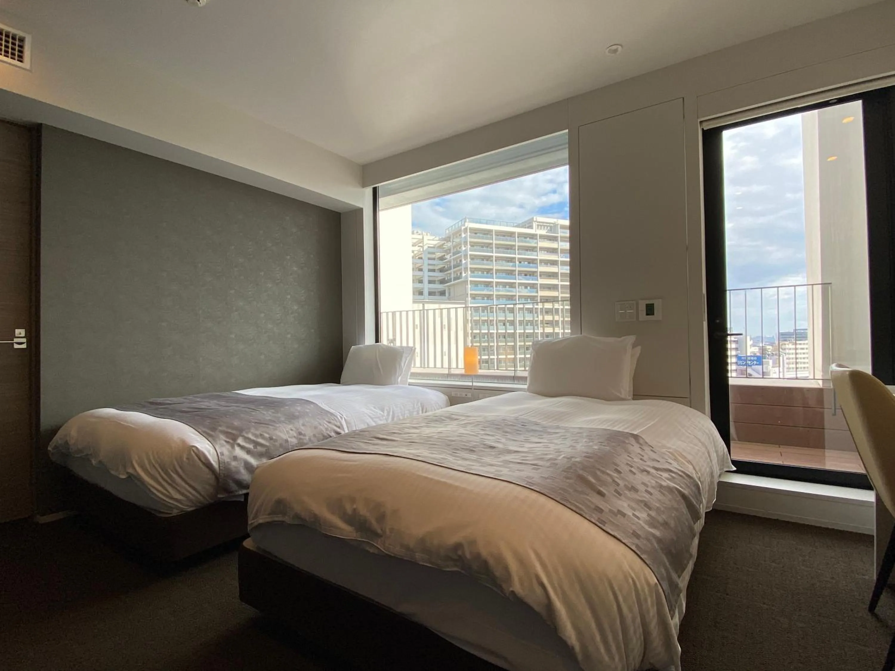 Deluxe Twin Room in APA Hotel Keikyukamata Ekimae