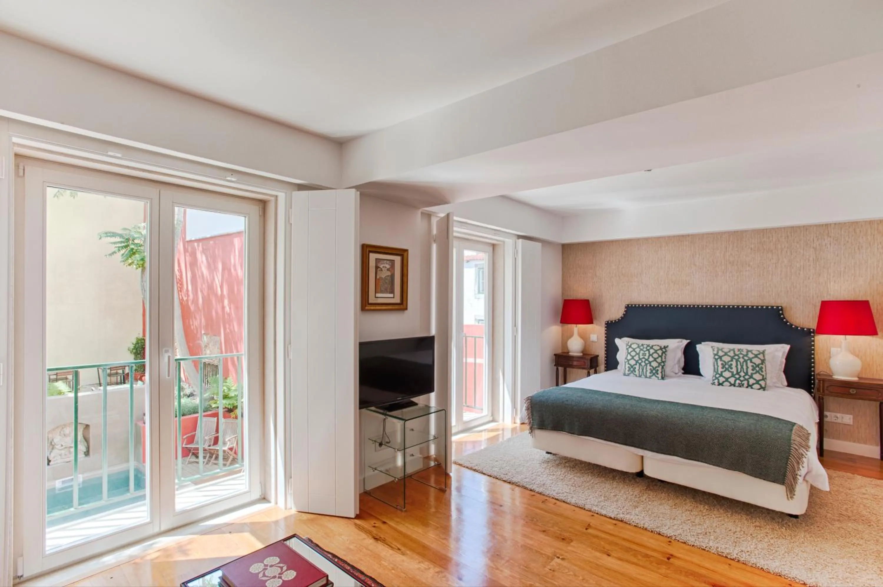 Junior Suite with Pool View in Dear Lisbon - Charming House