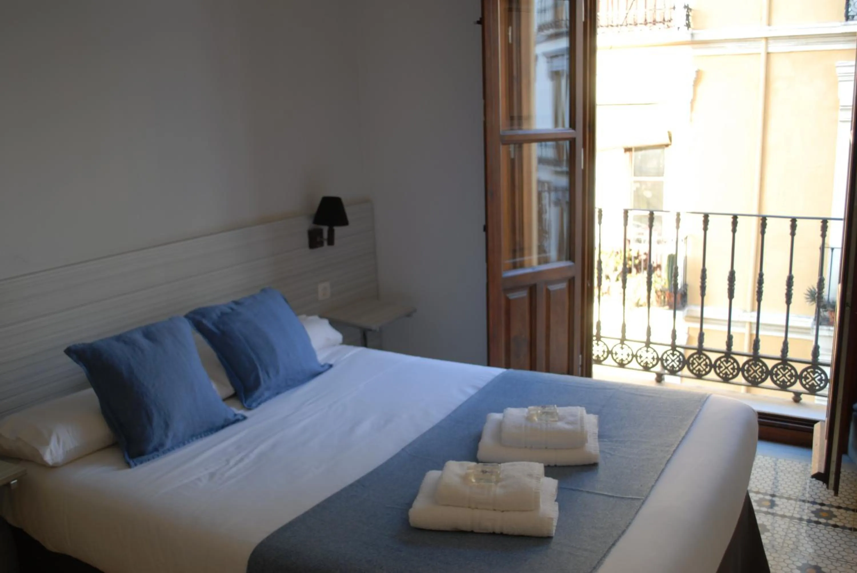 Double Room with Private External Bathroom in La Perla Granada Suites