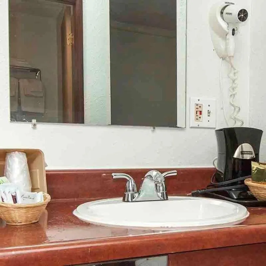 Queen Room in Oak Grove Inn