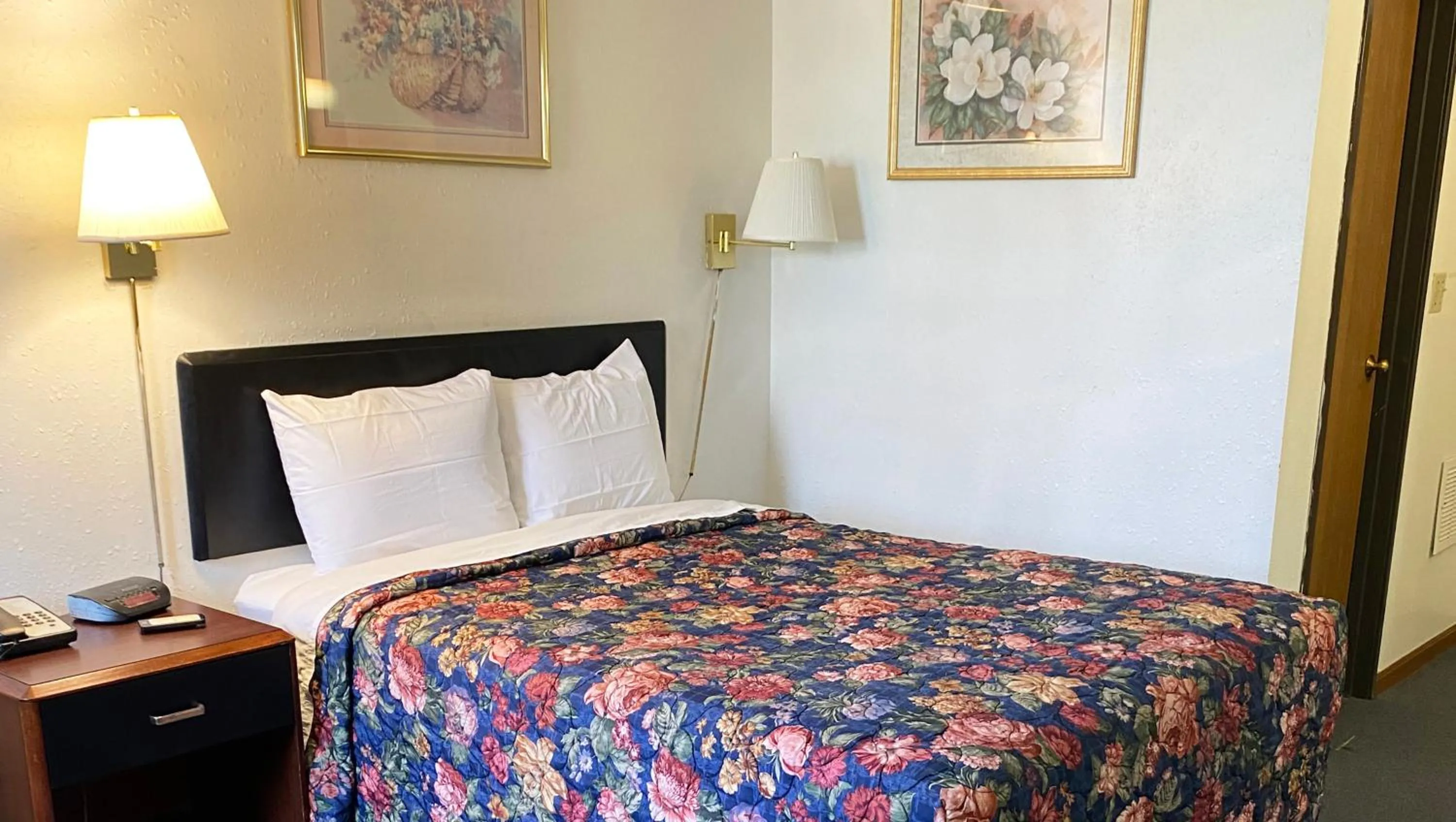 Double Room with Two Double Beds - Smoking in Oak Grove Inn