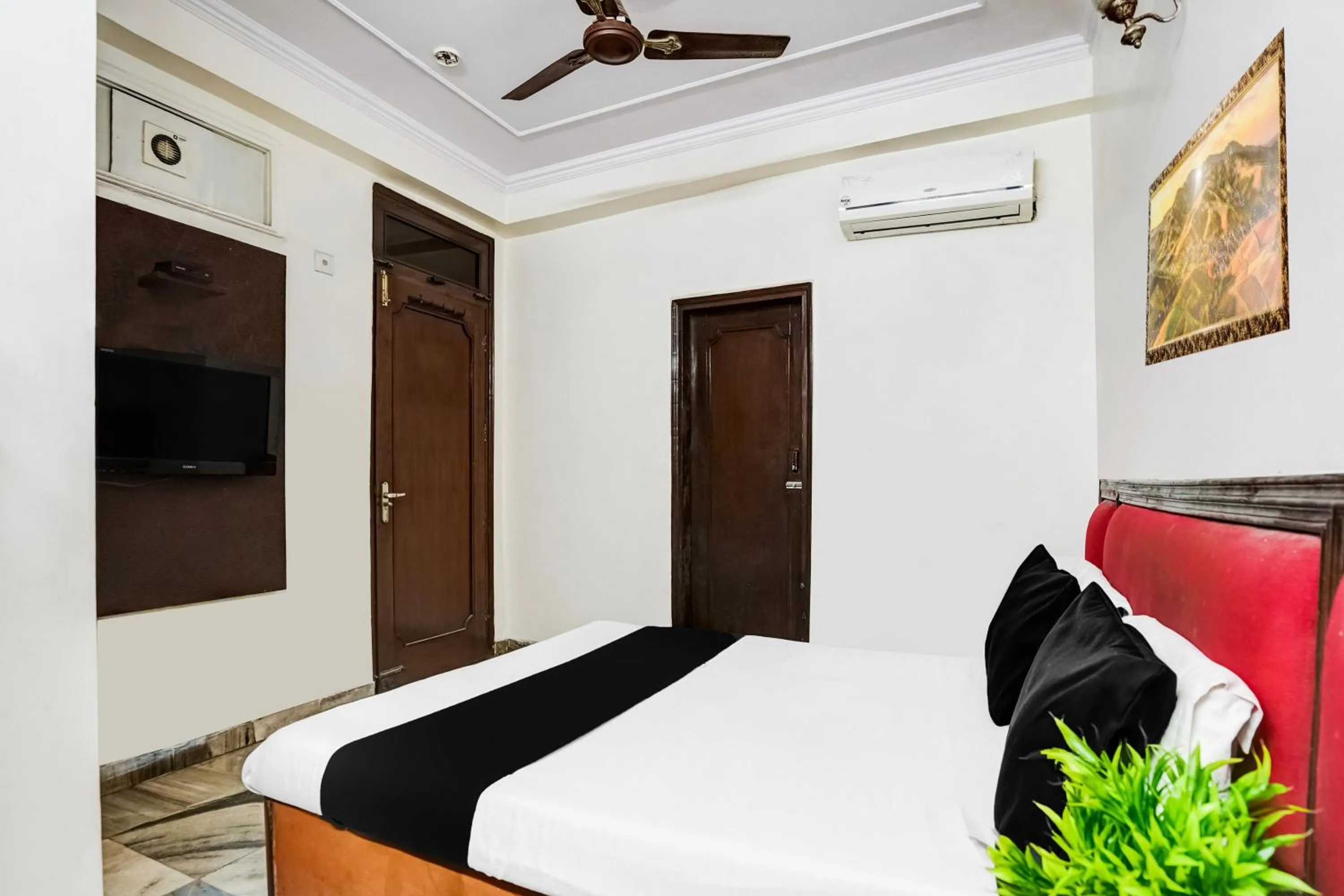 Classic Triple Room - single occupancy in Super Hotel O Paharganj Near Railway Station Formerly Chand Palace