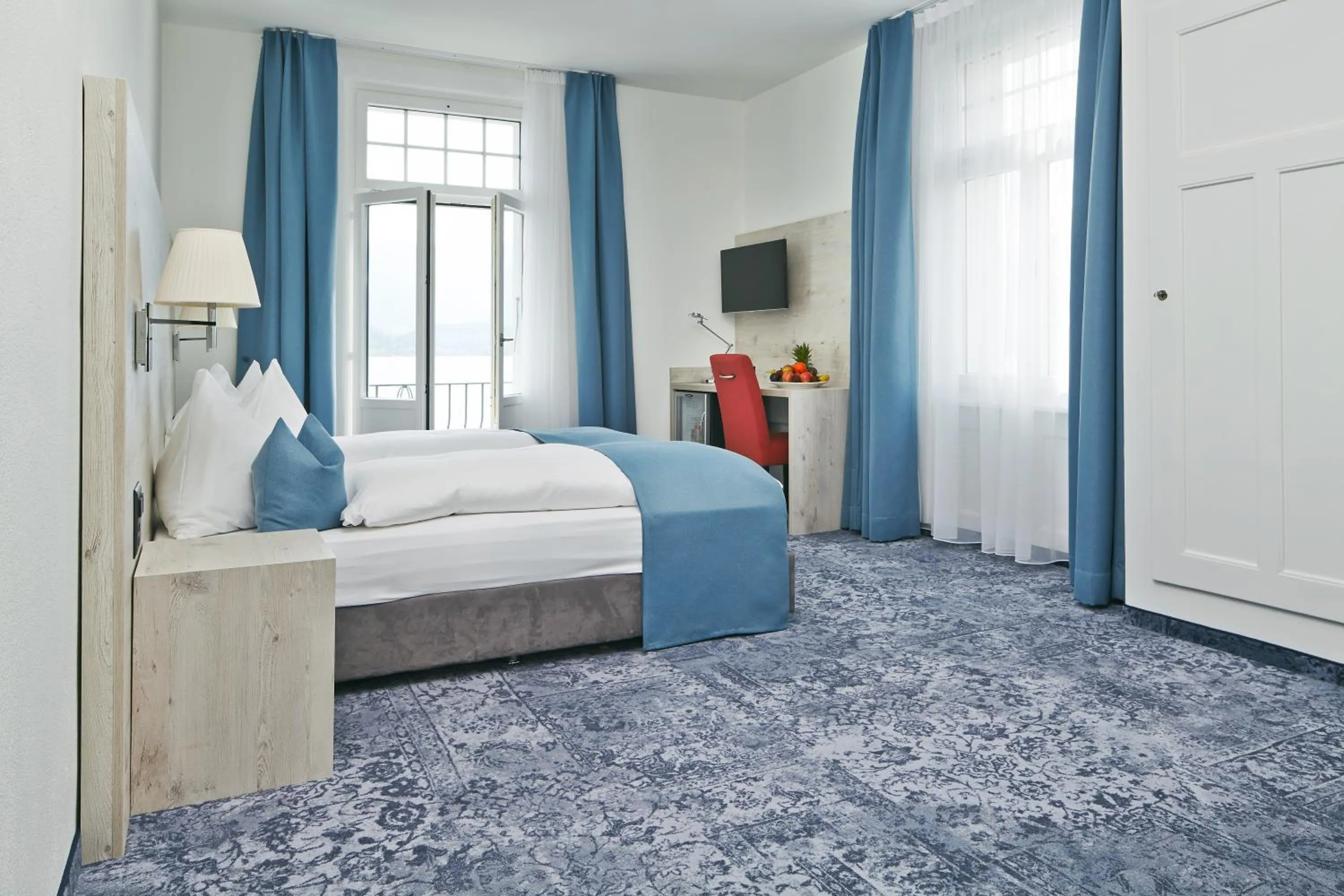 Suite with Lake View in Hotel Restaurant Bellevue au Lac