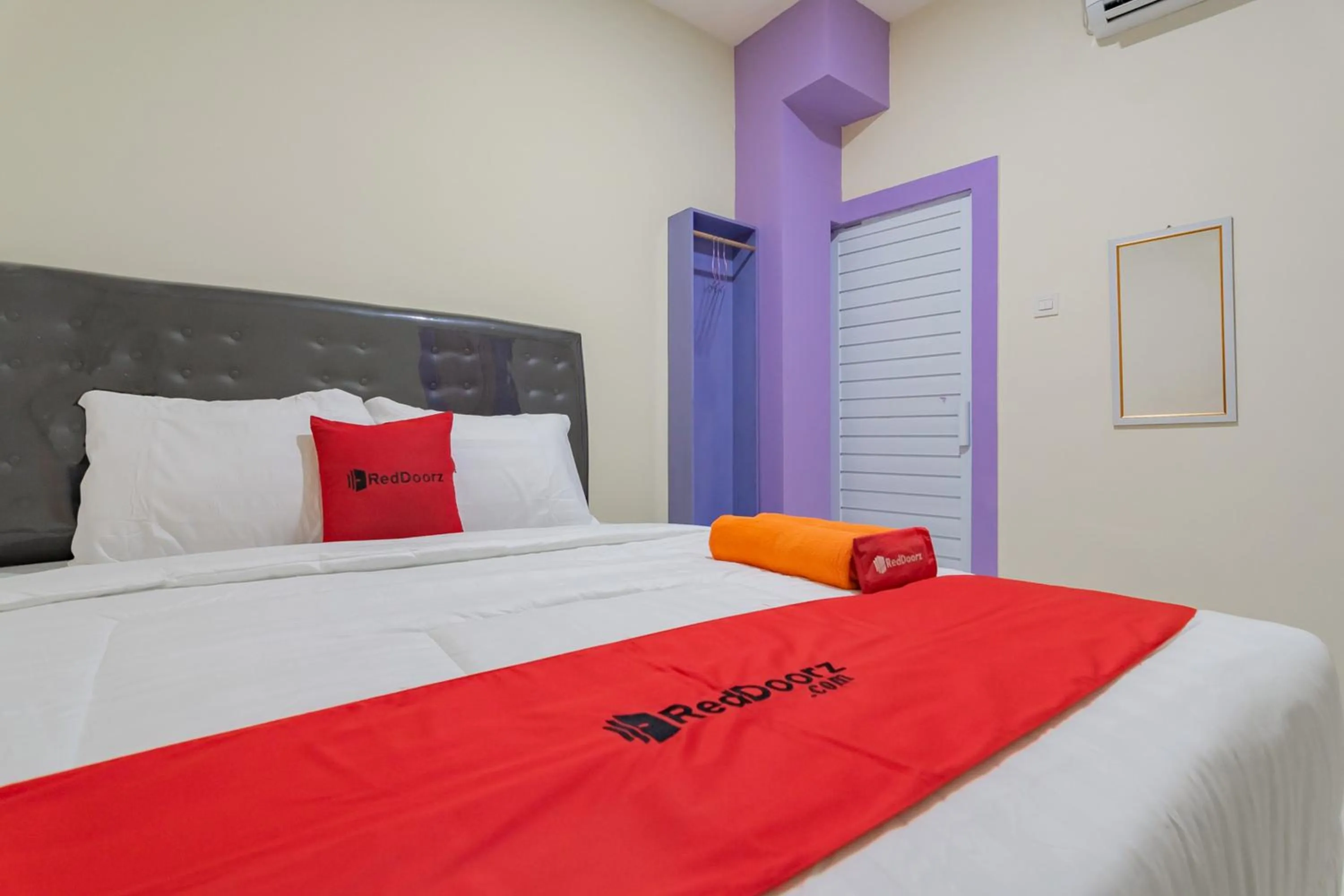 Standard Double Room in RedDoorz near Trans Studio Bandung 3