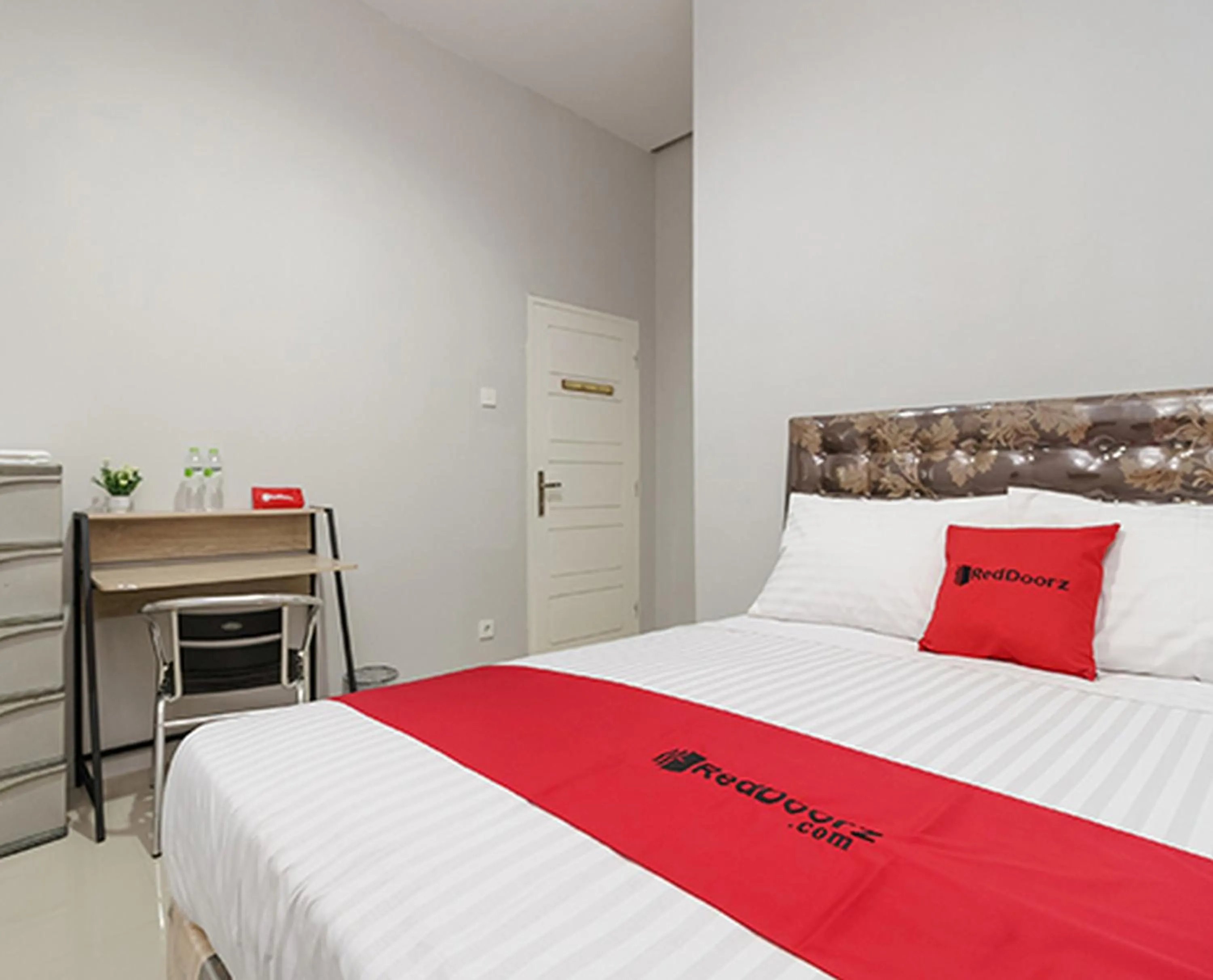 Deluxe Room in RedDoorz @ Jalan Demang Lebar Raya Palembang