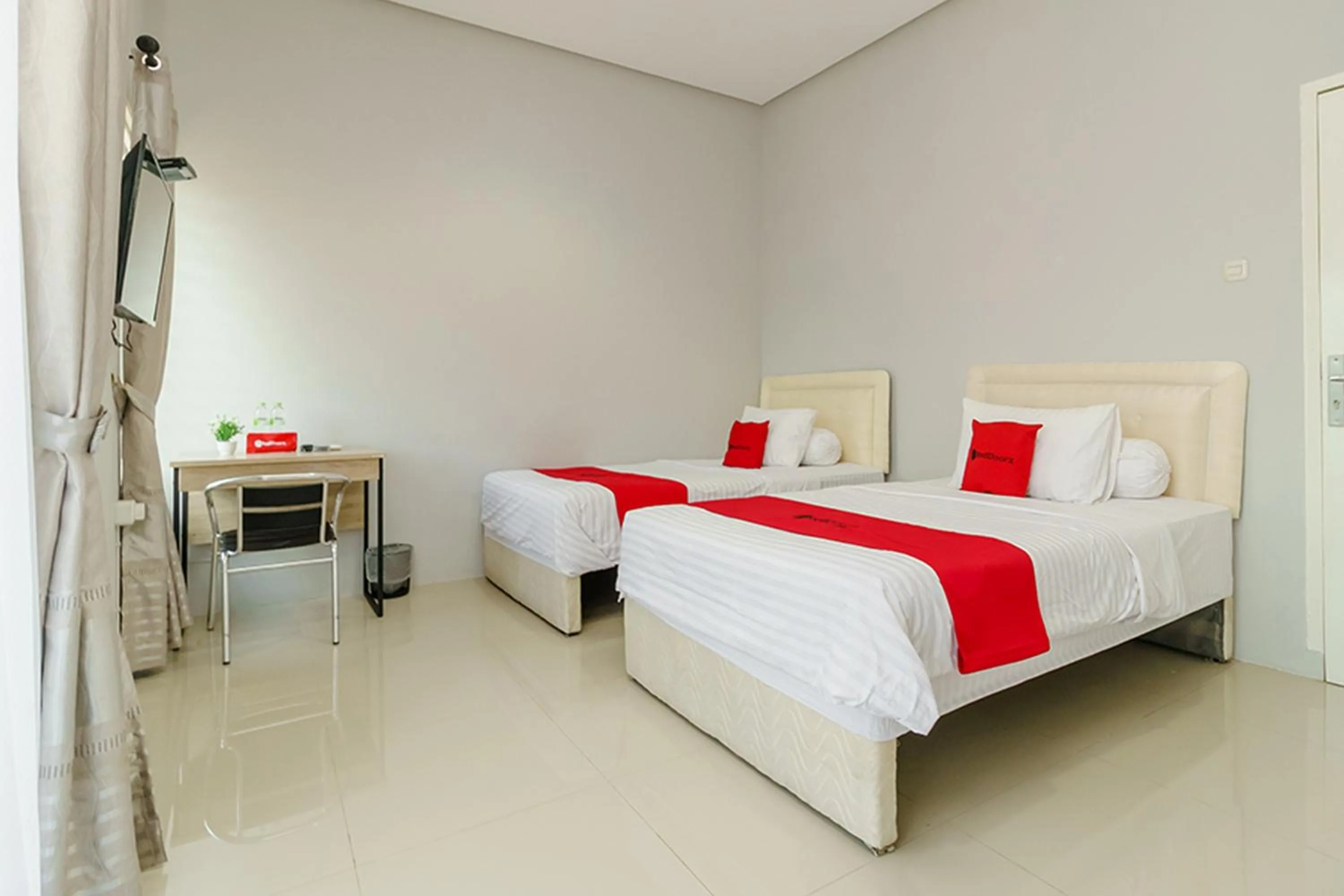 Deluxe Twin Room in RedDoorz @ Jalan Demang Lebar Raya Palembang