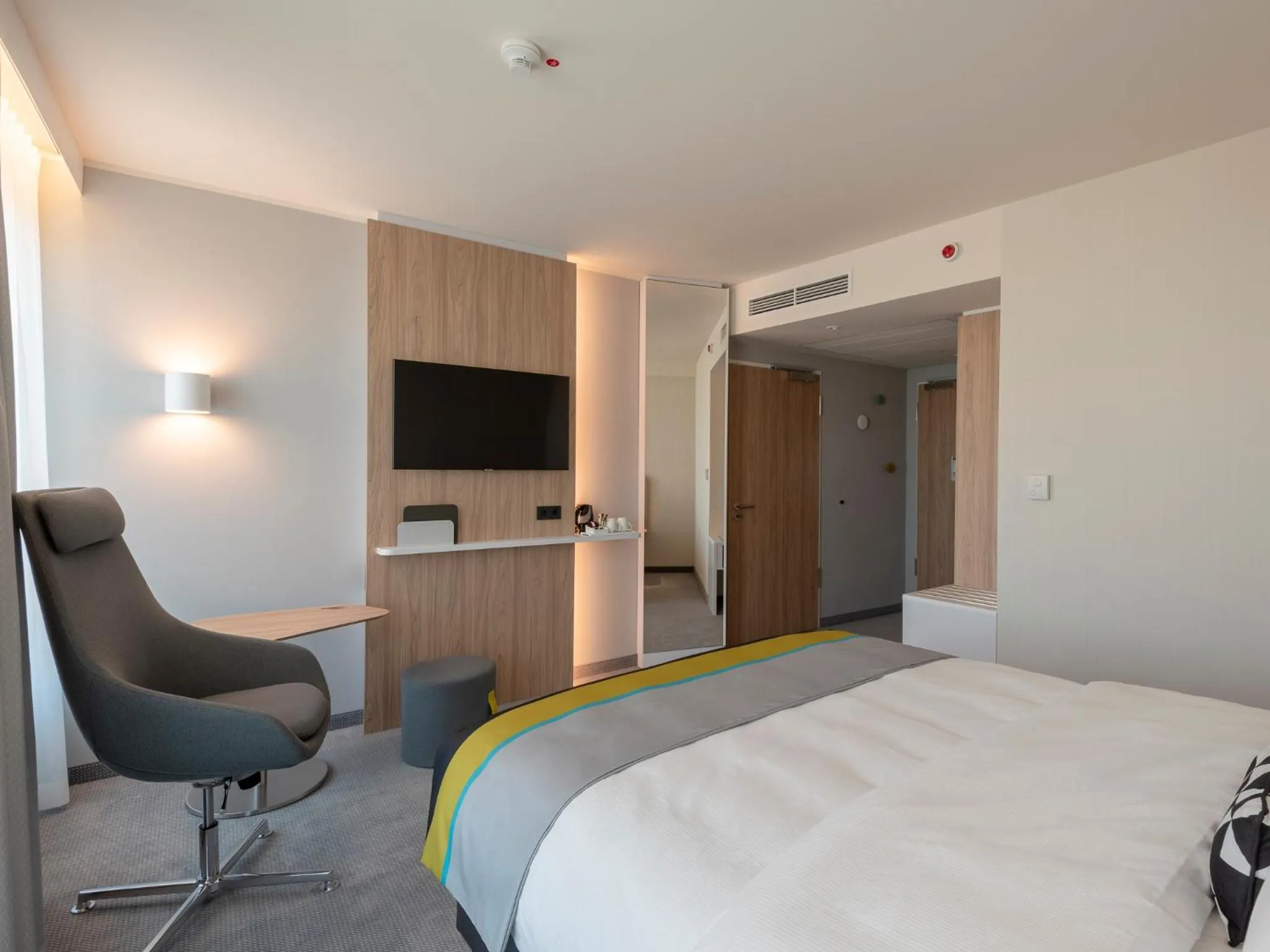 Standard Queen Room - Disability Access in Holiday Inn Express Düsseldorf - Hauptbahnhof by IHG