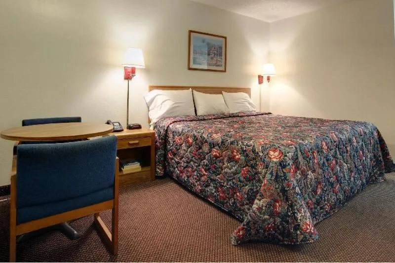 King - Non-Smoking in Country Side Inn