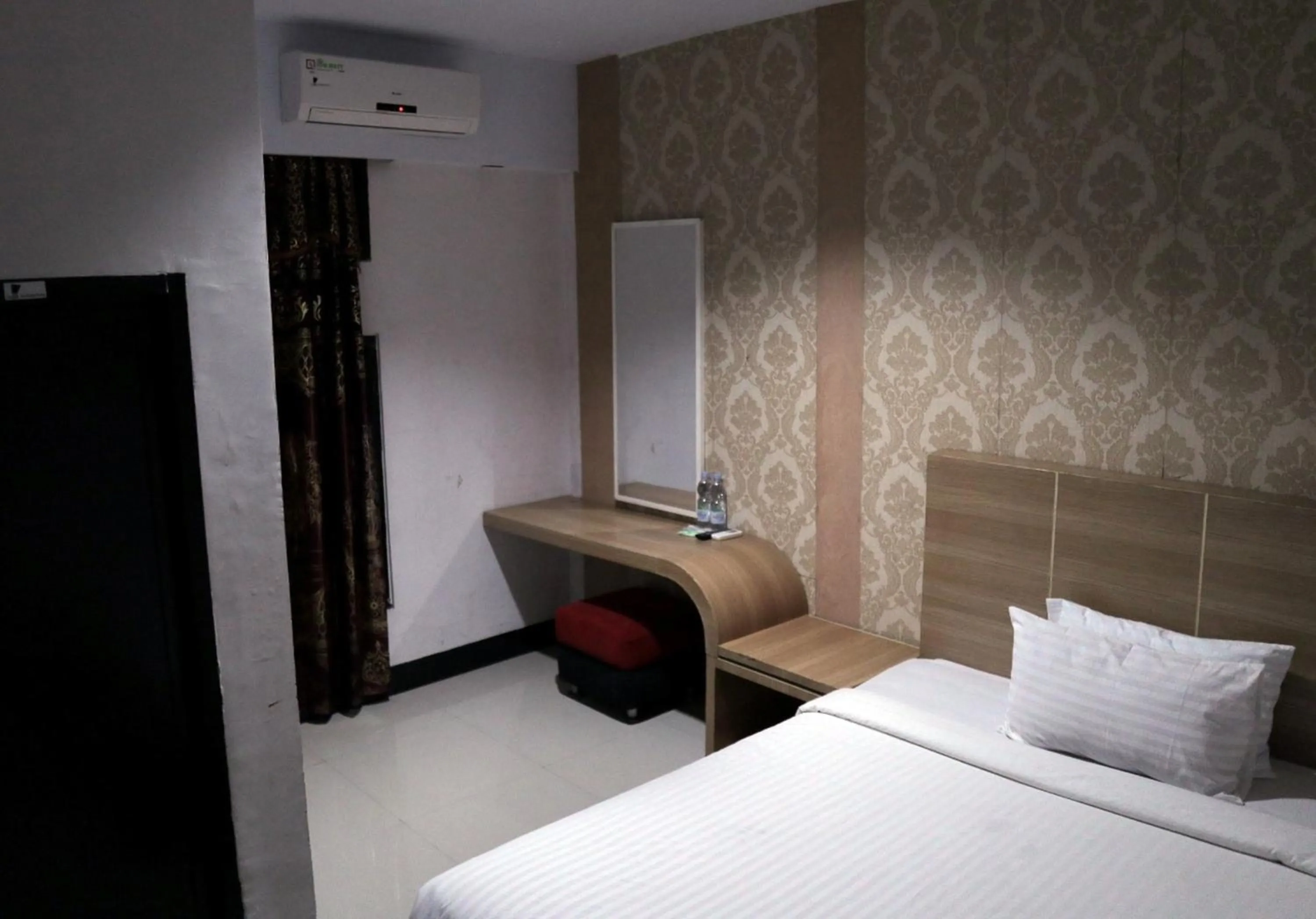 Deluxe Double Room in RedDoorz @ Pasangkayu Mamuju Utara