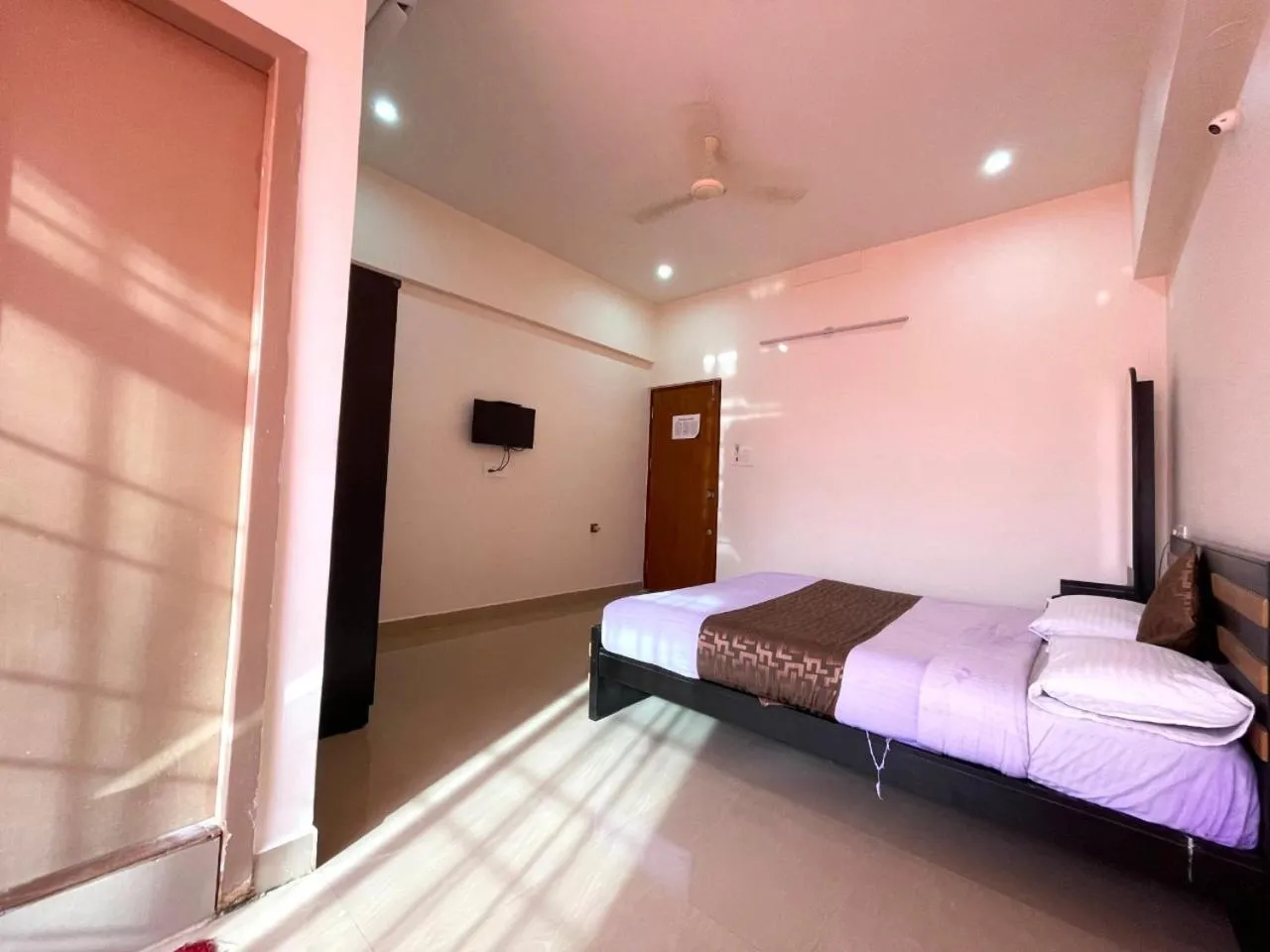 Deluxe Double Room in Green Valley Residency