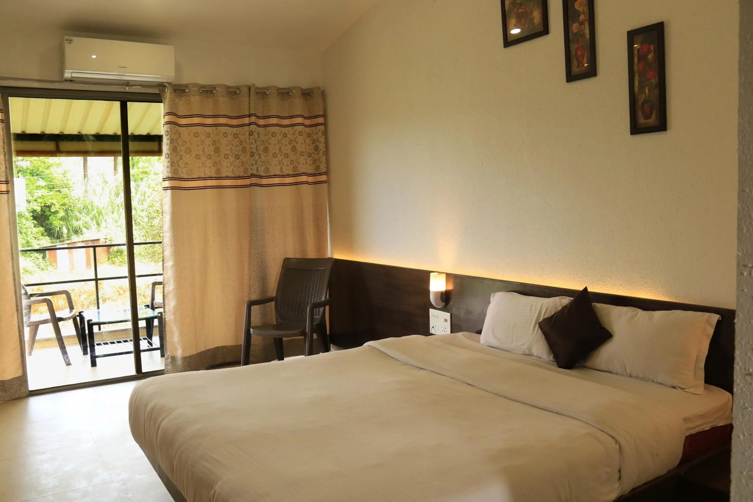 King Room with Mountain View in Forest Inn