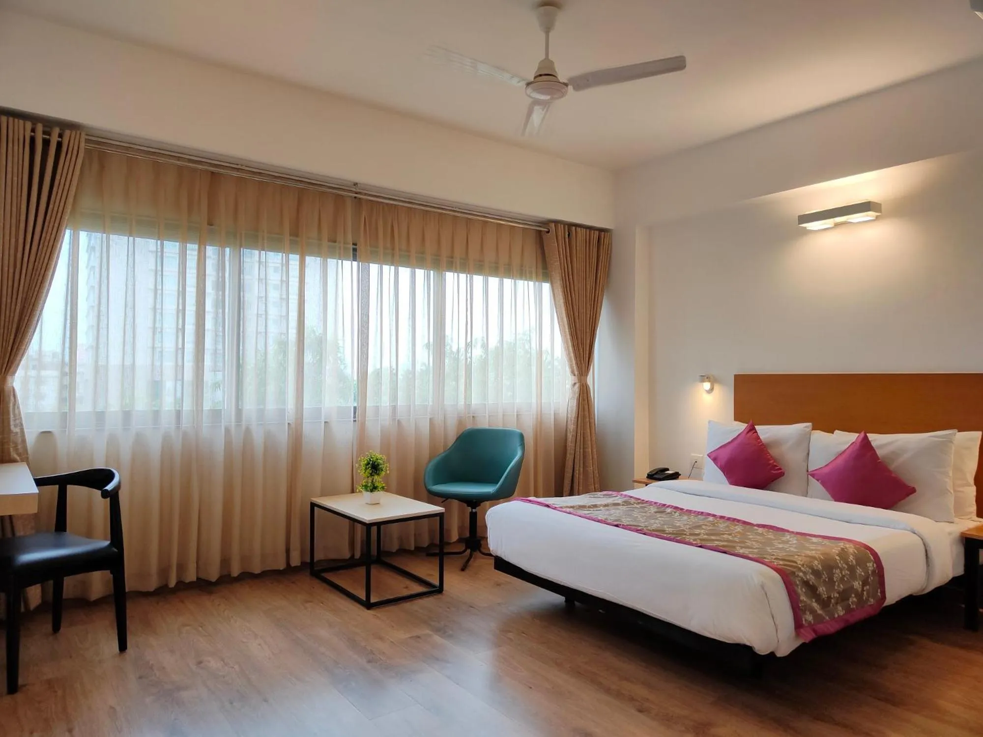 Deluxe Room - single occupancy in Kanak Beacon Hotel - Ashram Road Ahmedabad