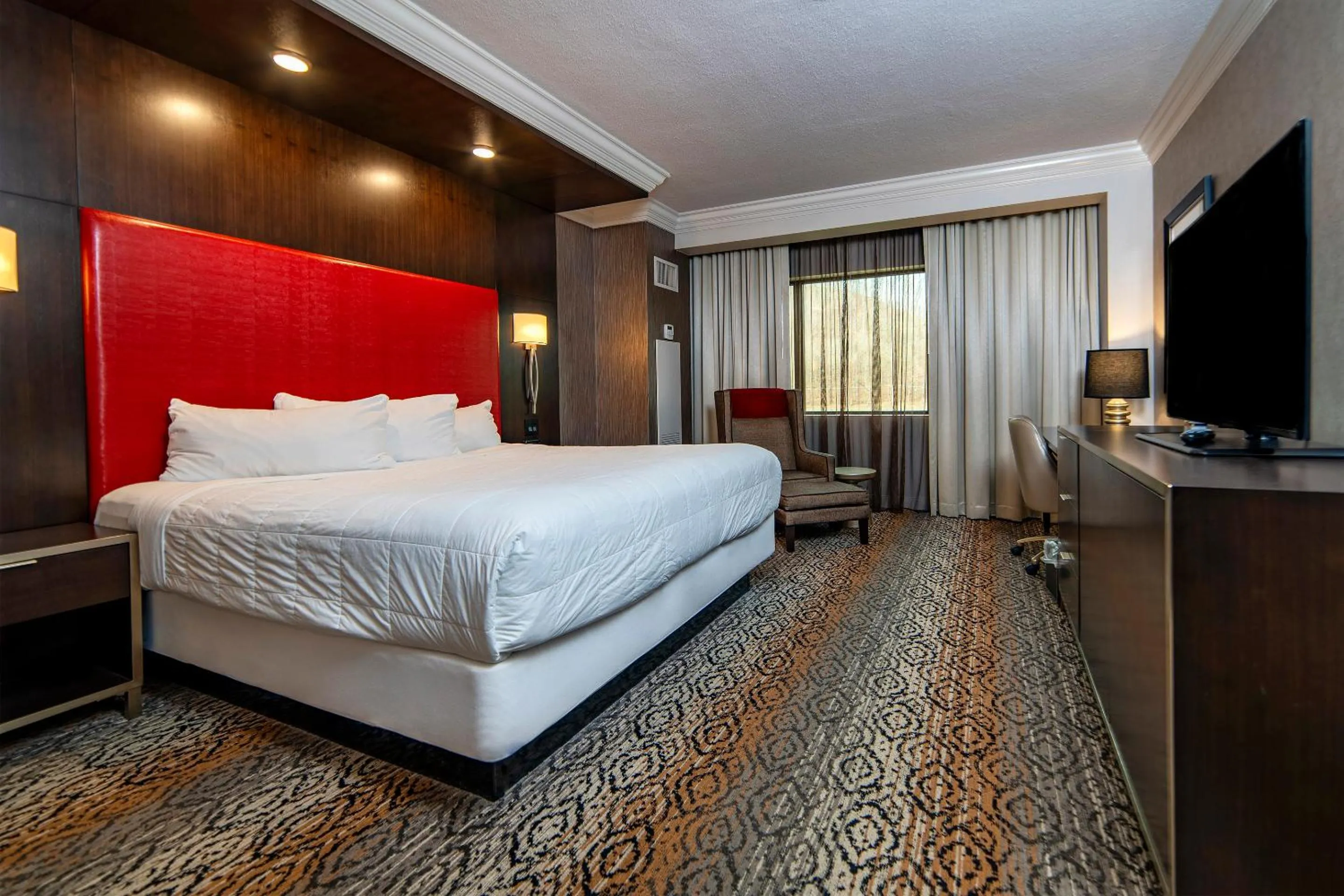 Deluxe King Room - Smoking in Caesars Southern Indiana, A Caesars Destination