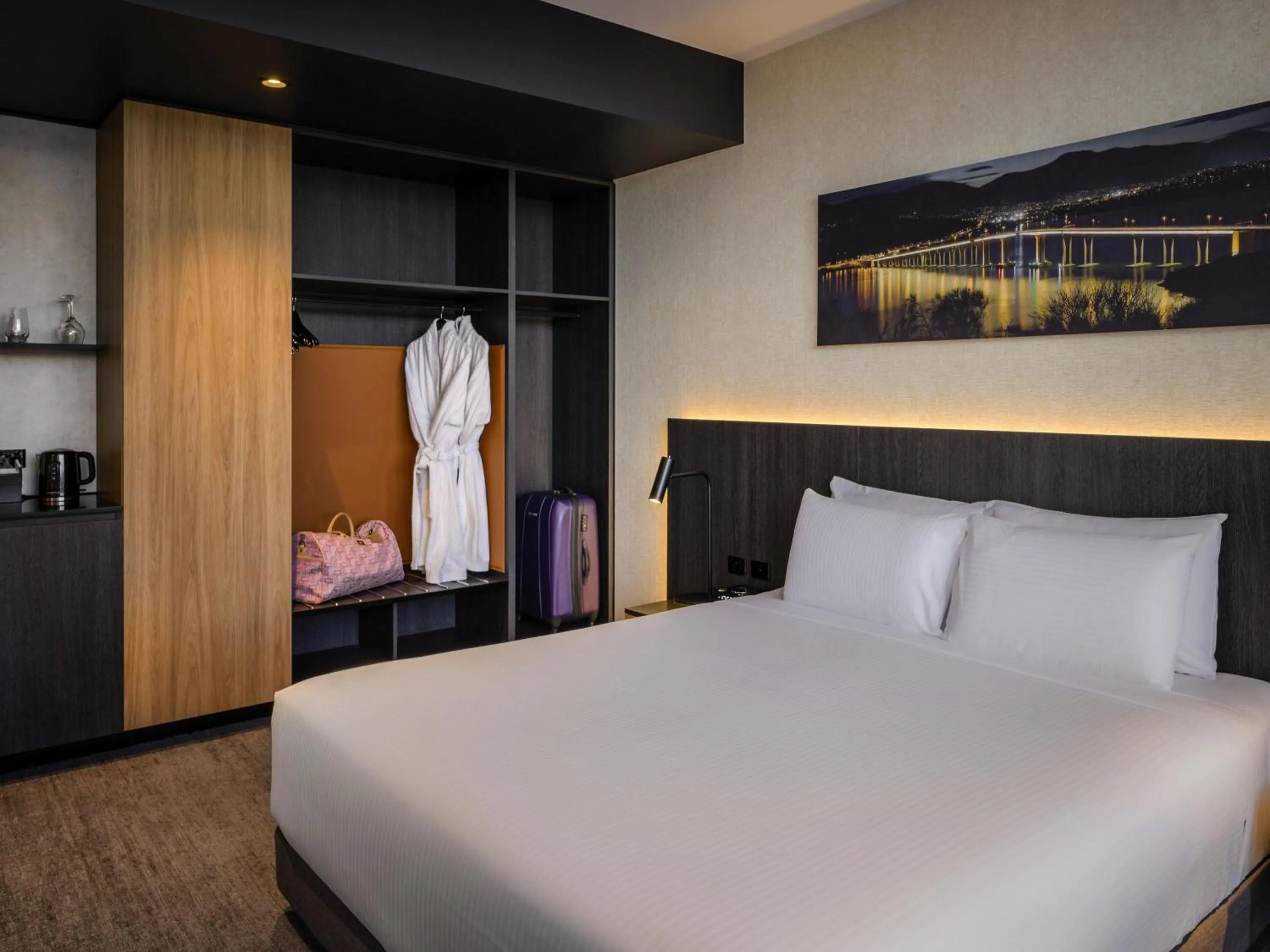 Deluxe King Room with Harbor View - single occupancy in Mövenpick Hotel Hobart