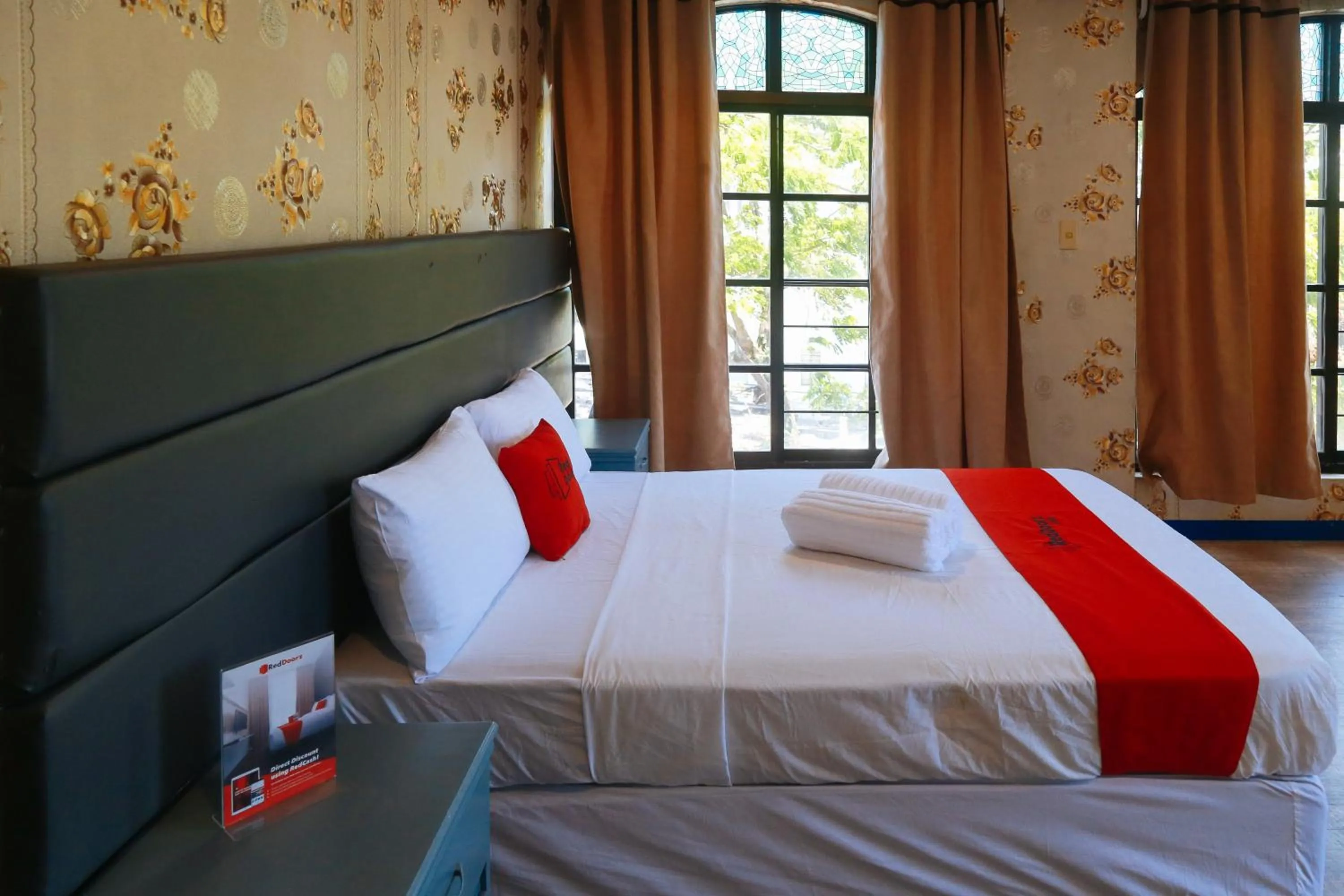 Double Room in RedDoorz Plus @ Castle Chateau Iloilo