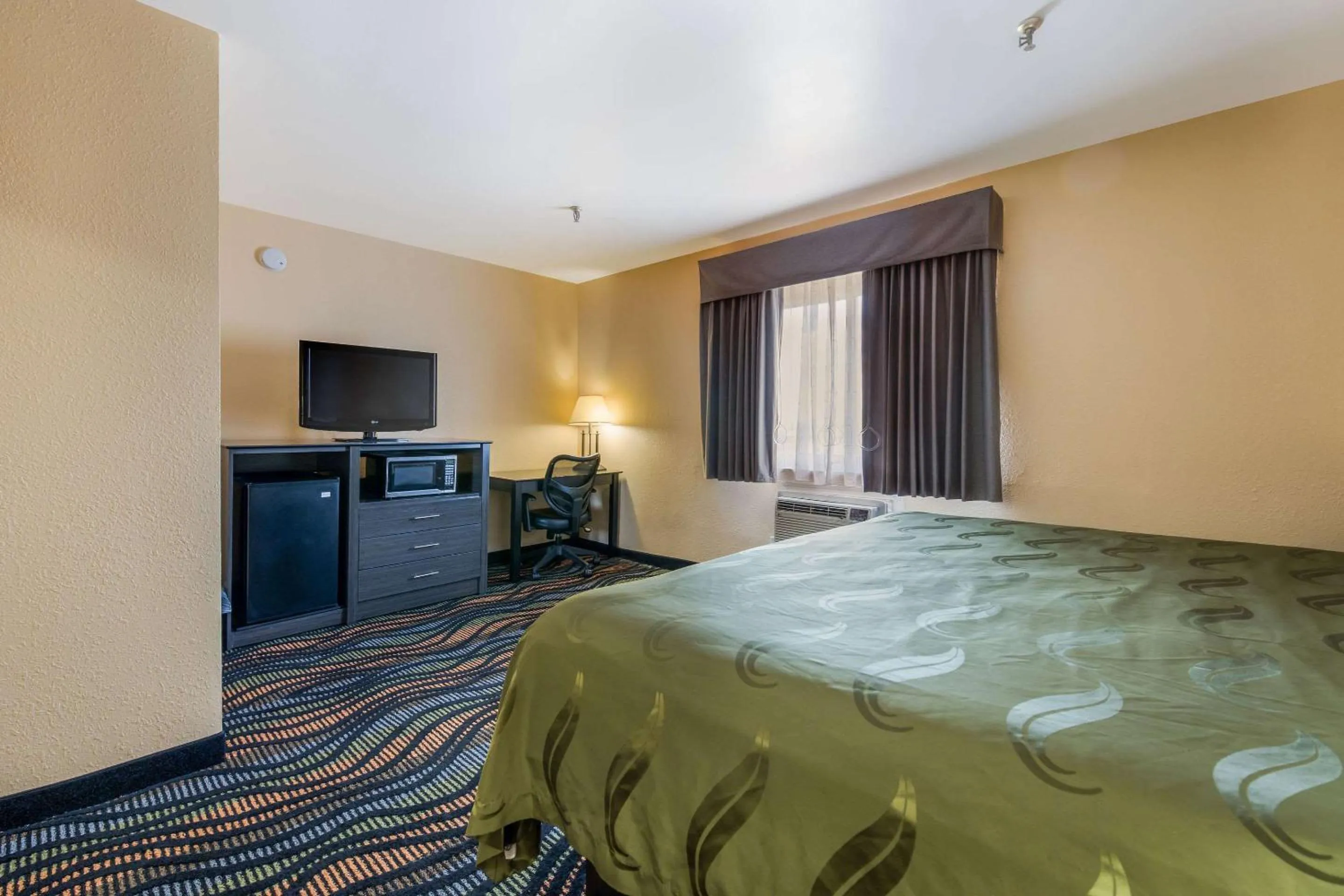 Standard King Room - Smoking in Rodeway Inn